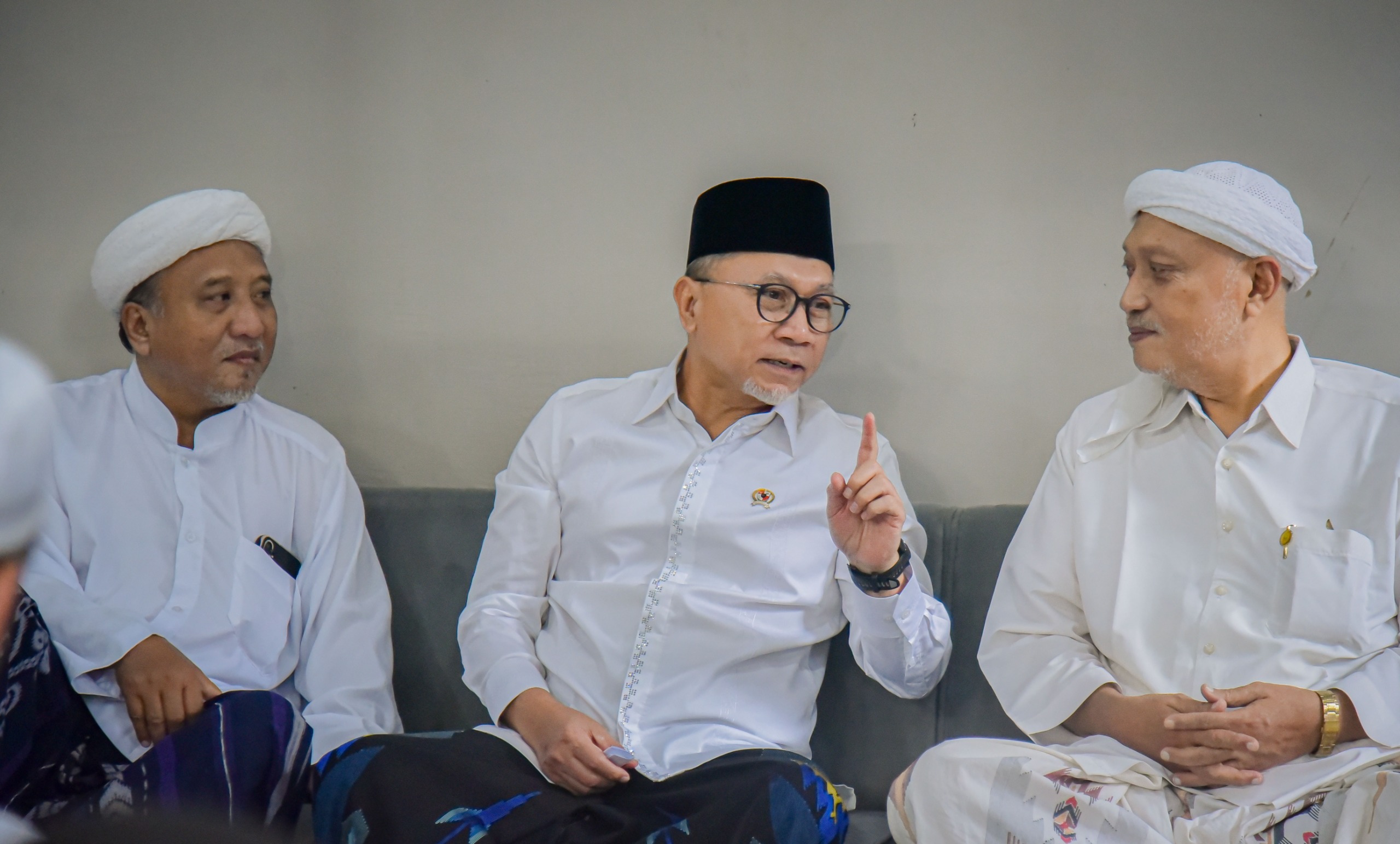 161087_menko-pangan-hadiri-haul-di-ponpes-al-hamidy-banyuanyar-sosialisasikan-program-prioritas-presiden-kepada-ulama-pesantren-madura_20260309132808.jpg