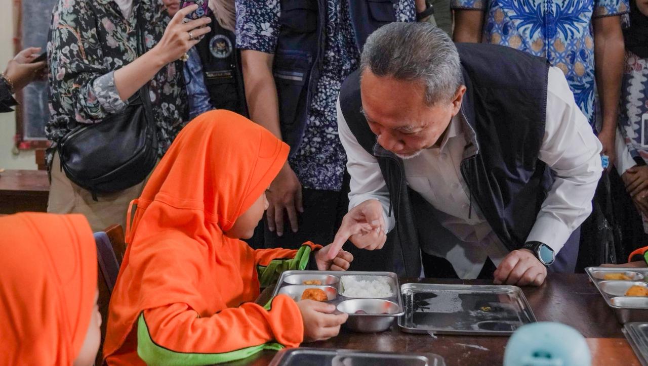 239057_menko-pangan-tinjau-dua-sppg-di-semarang-tegaskan-pentingnya-layanan-gizi-tanpa-henti-khususnya-saat-libur-sekolah_20251223094452.jpeg