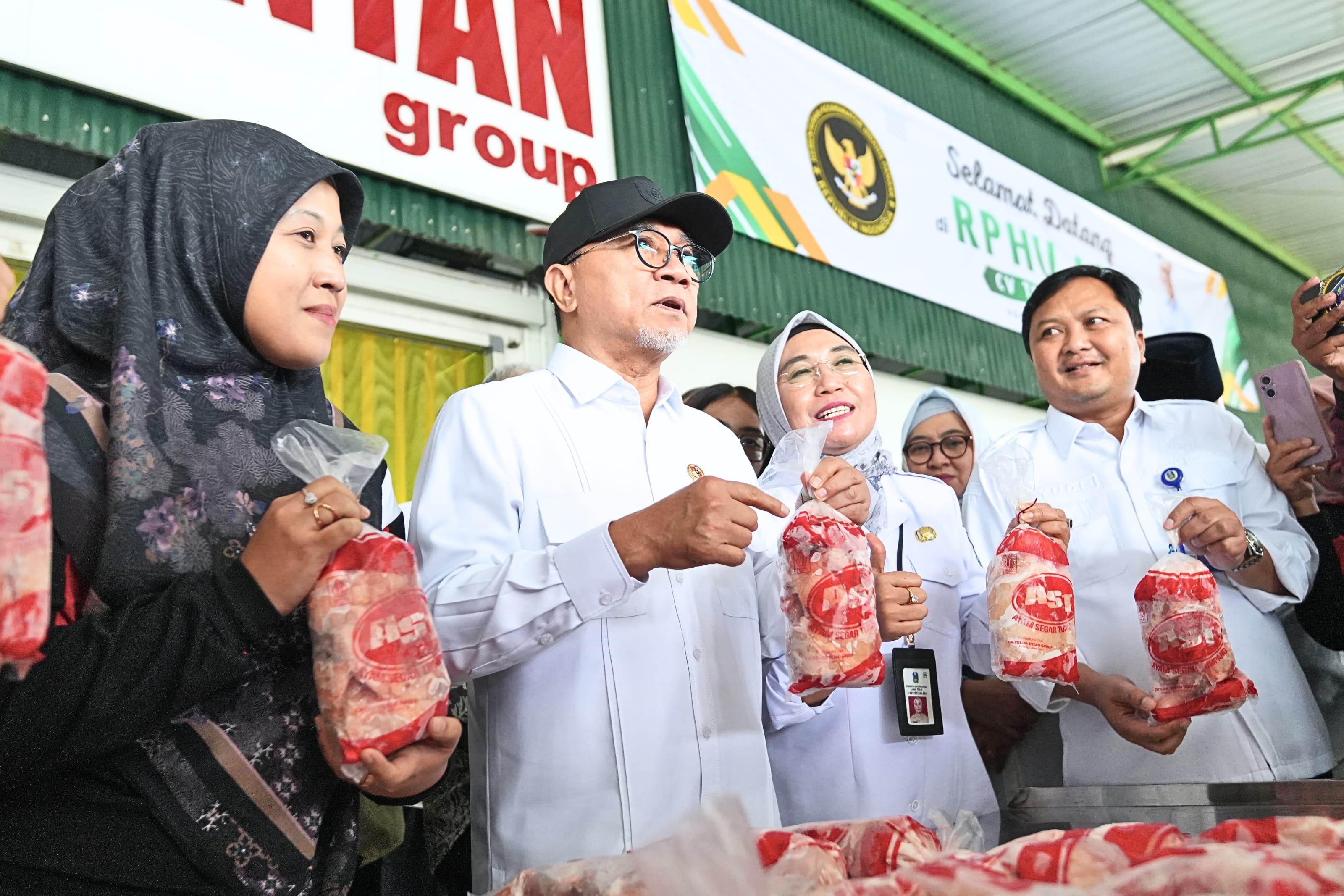 240644_menko-pangan-zulkifli-hasan-apresiasi-peternak-ayam-mandiri-malang-“pilar-dalam-program-makan-bergizi-gratis”_20260224180346.jpg