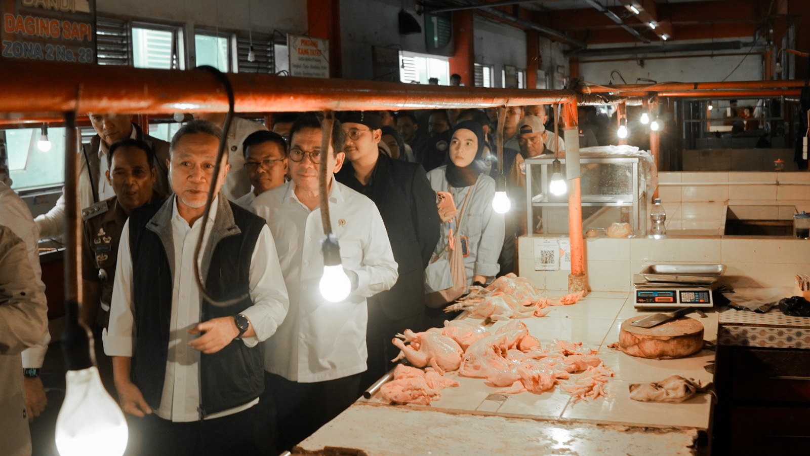 43682_menko-pangan-pastikan-stok-aman-dan-harga-pangan-stabil-terkendali-di-pasar-atas-cimahi-jelang-tahun-baru-2026_20251231142128.jpeg