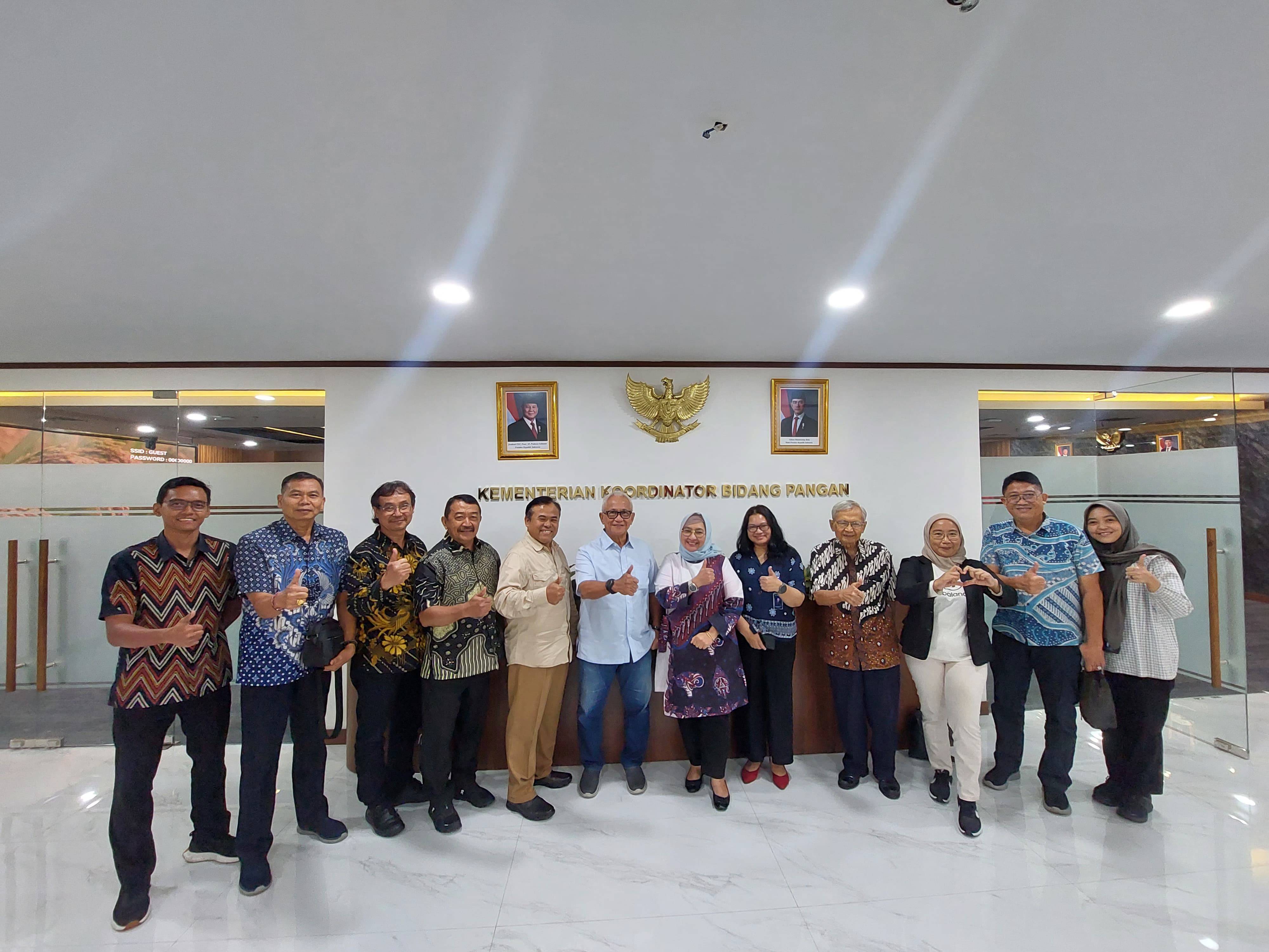 475328_kemenko-pangan-ajak-masyarakat-gemar-makan-ayam-dan-telur-untuk-mewujudkan-generasi-emas-sehat-dan-cerdas_20250425215309.jpg