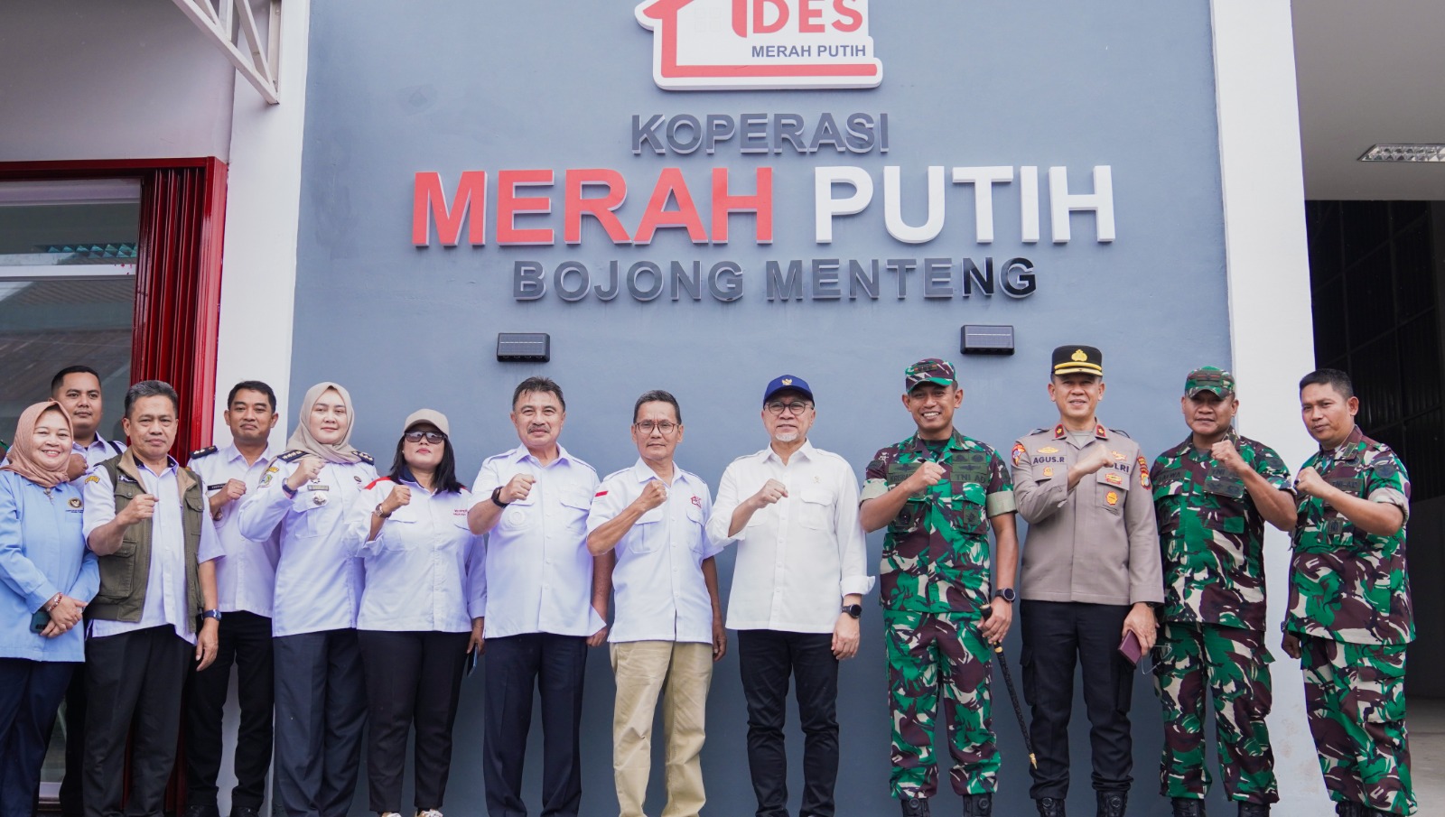 72296_menko-pangan-apresiasi-peran-tni-dalam-pembangunan-koperasi-merah-putih-bojong-menteng_20260123142739.jpeg