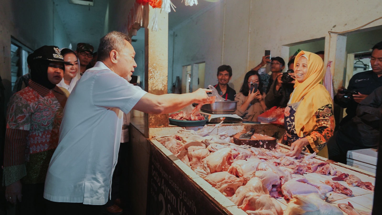 741399_pedagang-pasar-bandarjo-akui-program-mbg-dongkrak-penjualan-menko-pangan-tinjau-langsung-aktivitas-pasar_20260112113949.jpeg