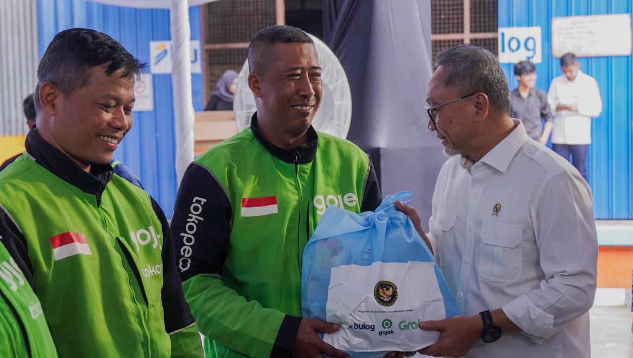 924643_kemenko-pangan-gelar-pangan-murah-bagi-ojek-online-di-kota-semarang_20251223105656.jpeg