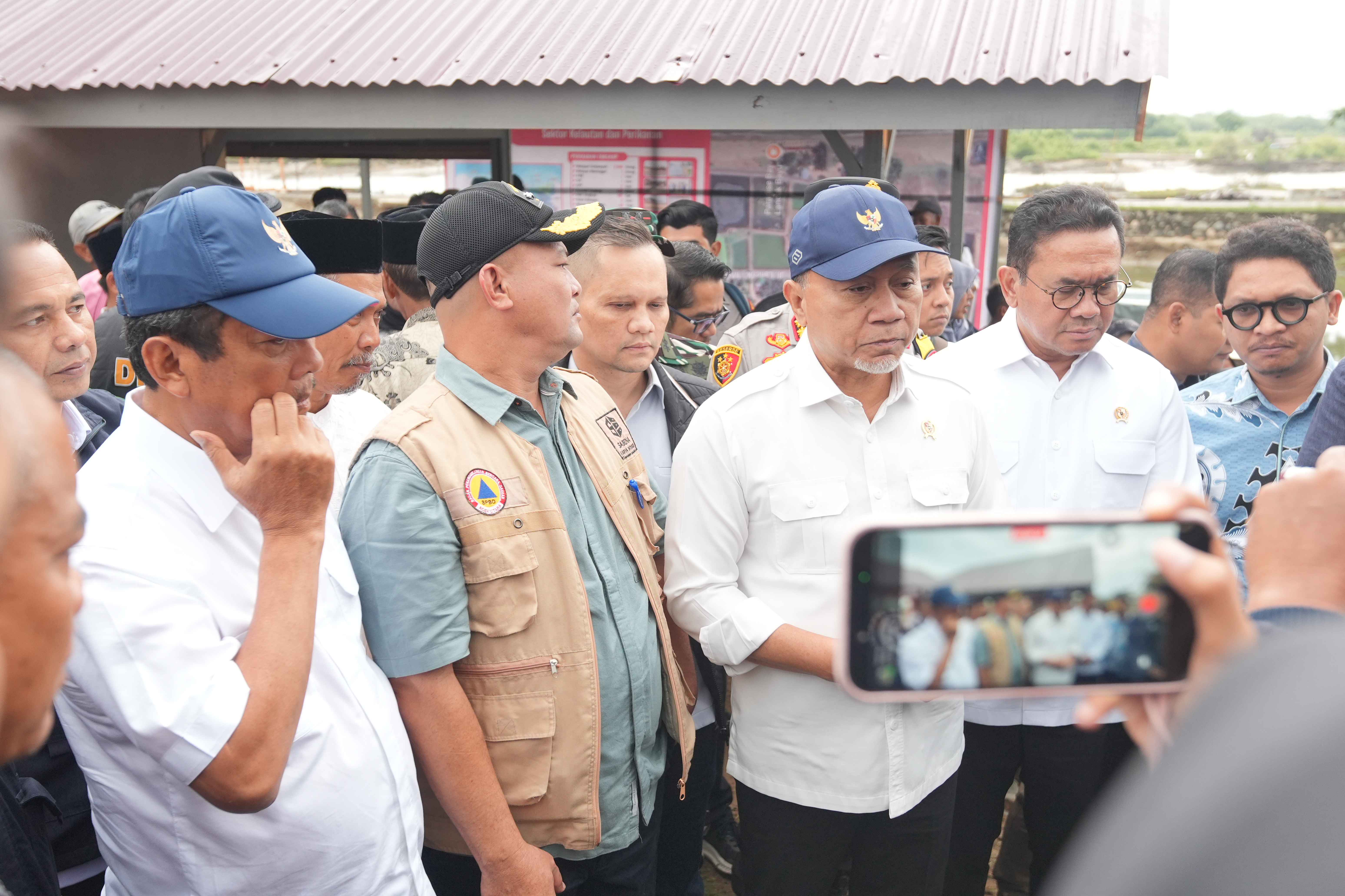131858_menko-pangan-zulhas-salurkan-10-ribu-porsi-makanan-siap-saji-bagi-pengungsi-bencana-aceh_20260115143929.jpg