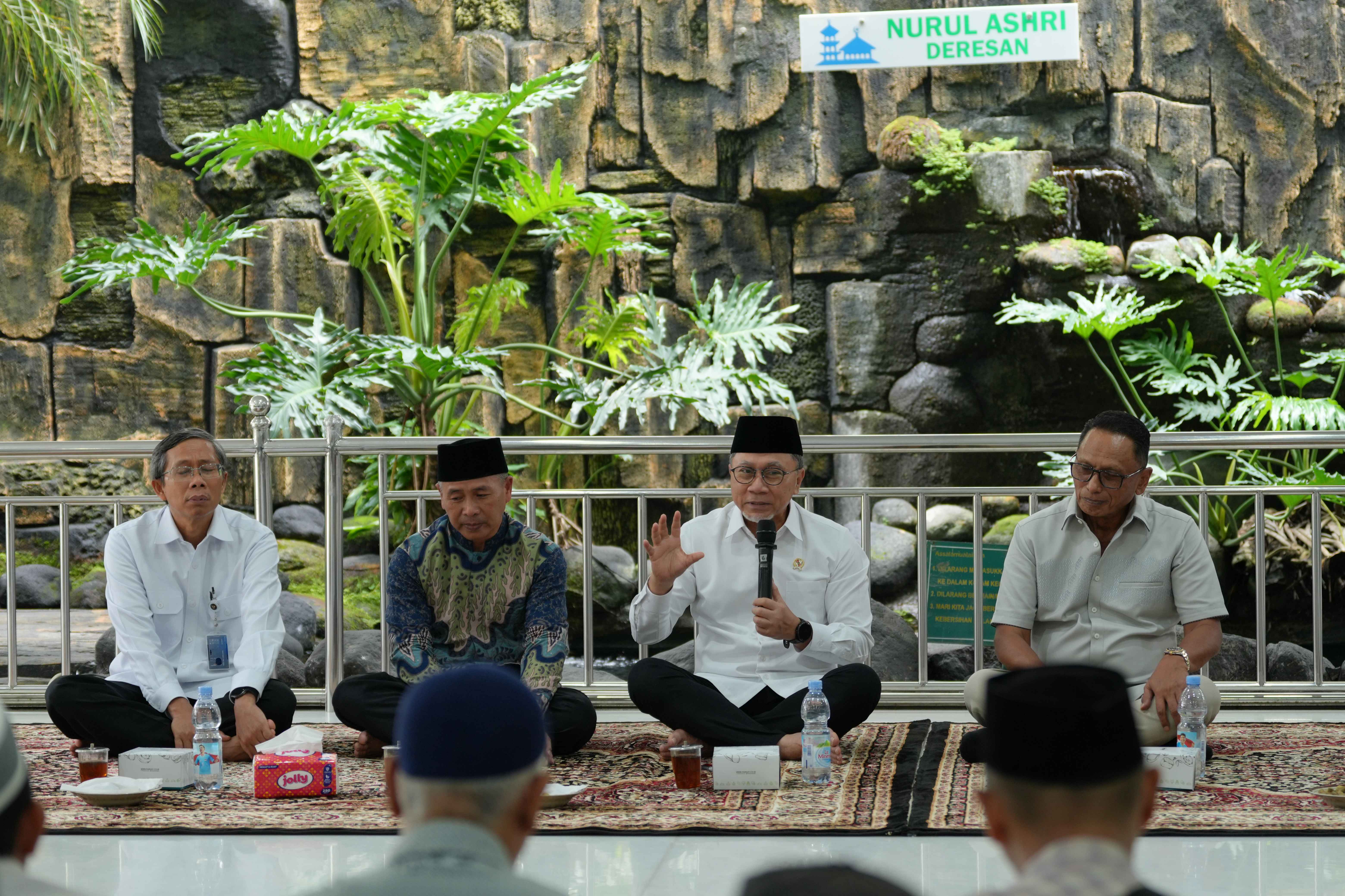 206950_menko-pangan-pastikan-mbg-2026-serap-produk-petani-dan-peternak-lokal_20251109155734.jpg