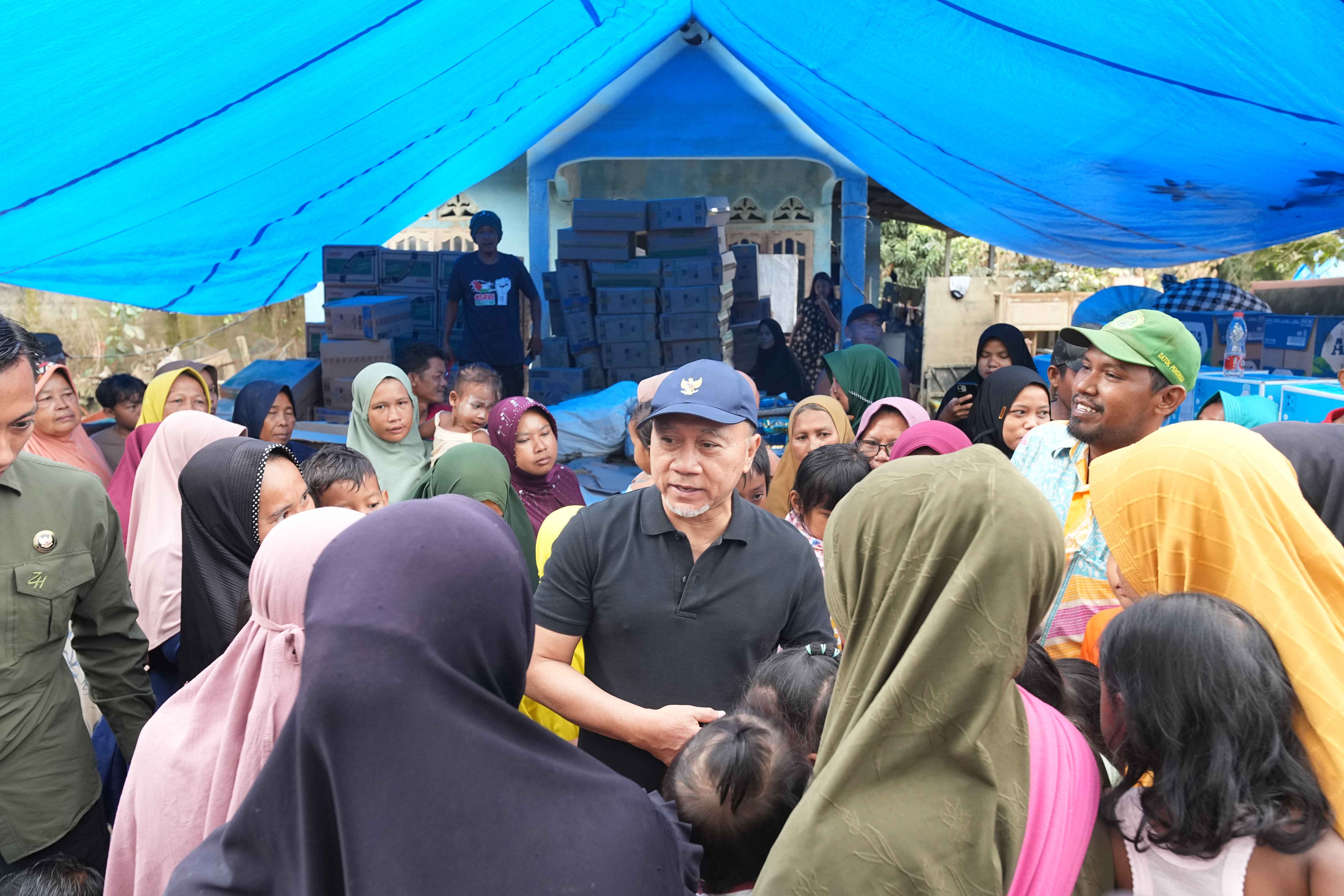 214147_banjir-sumatera-zulhas-susuri-daerah-terisolir-di-pesisir-aceh-utara_20251218094720.jpg