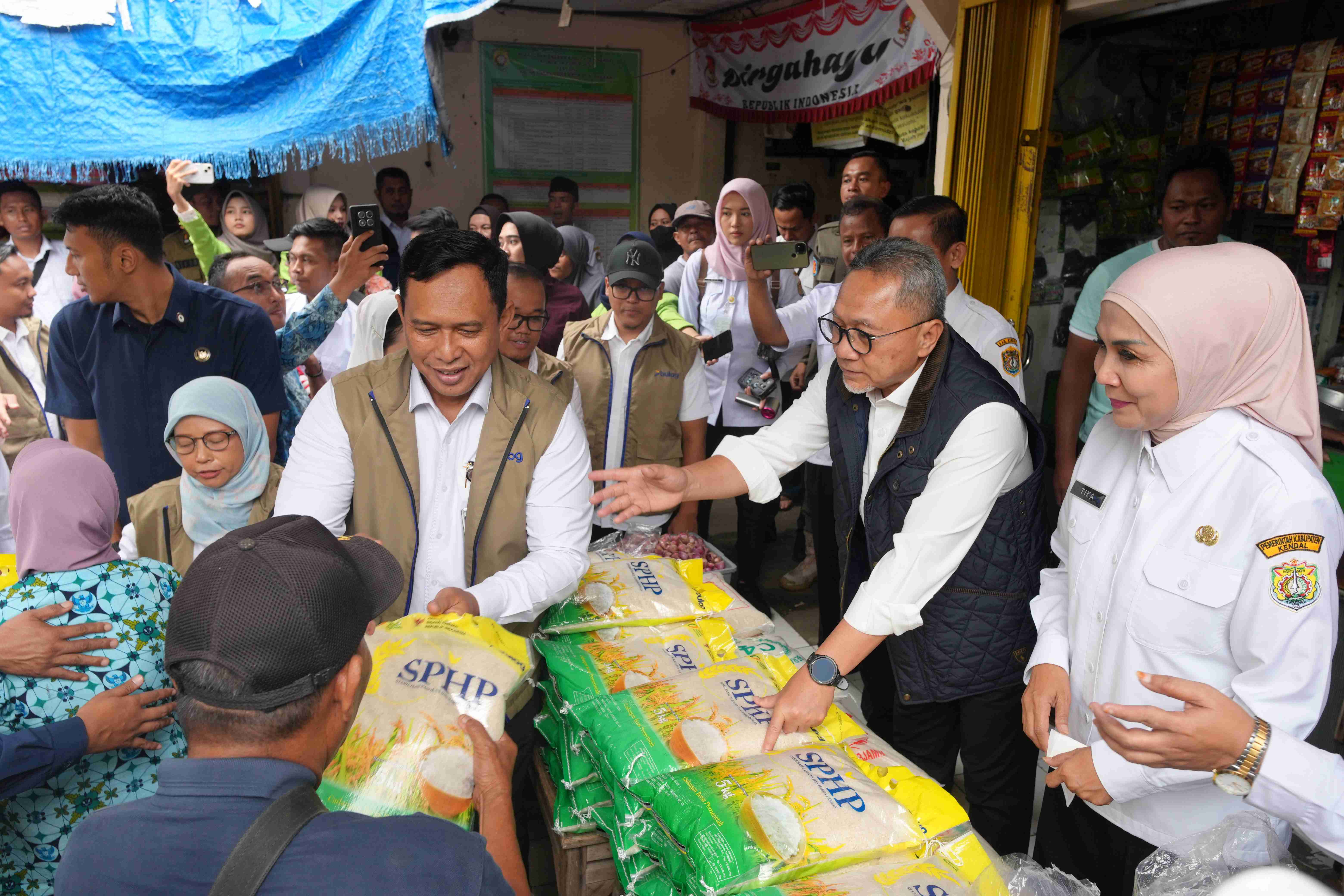 218107_zulkifli-hasan-klaim-bantuan-beras-sudah-cukup-penuhi-di-daerah-bencana-sumatera_20260106142401.jpg