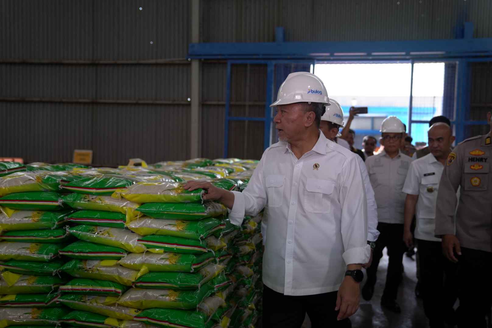 248234_harga-beras-premium-medium-makin-mahal-di-penghujung-2025_20260107100710.jpg