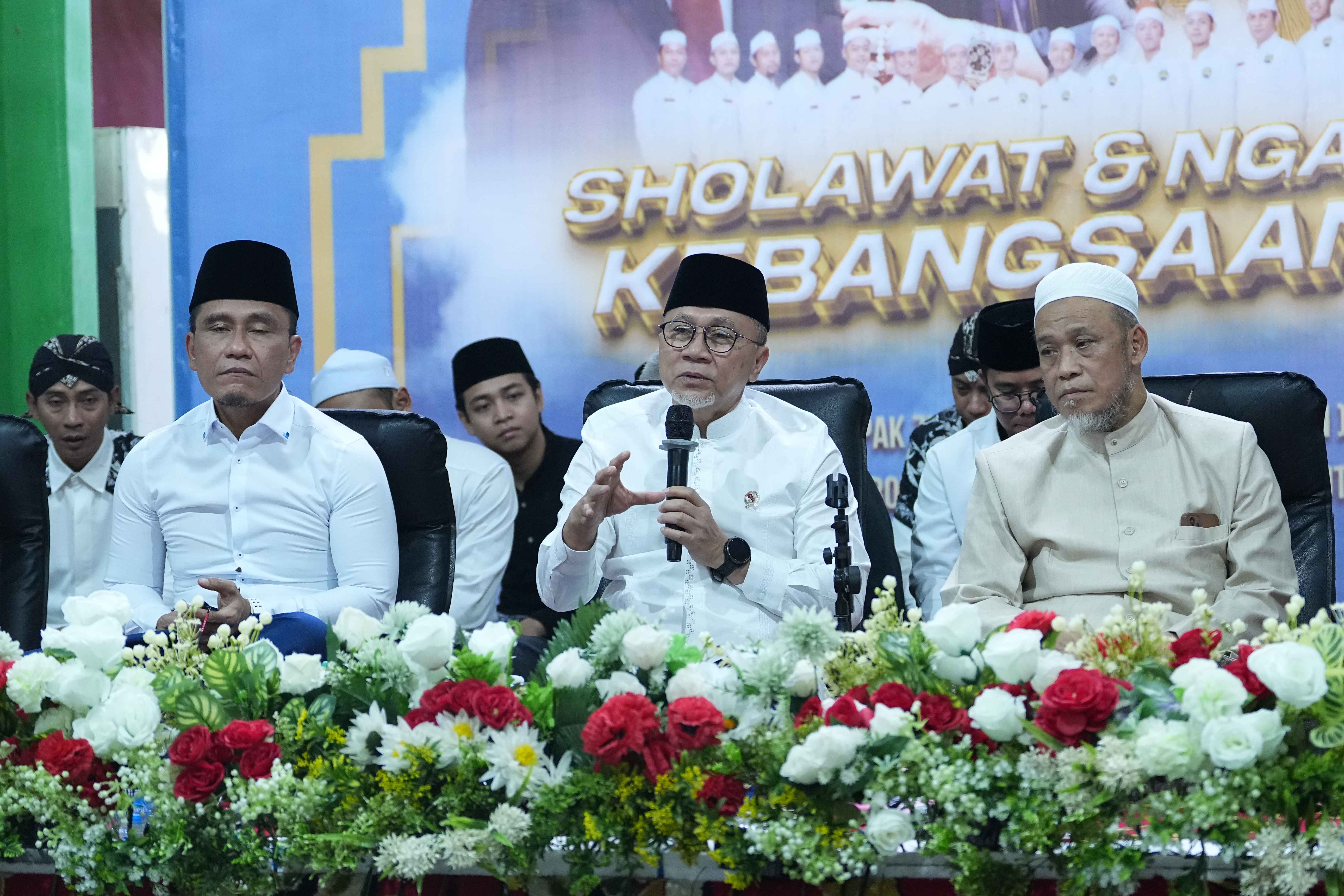 401531_menko-pangan-semangati-para-santri-al-khoziny-sidoarjo-cobaan-untuk-angkat-derajat_20251115134913.jpg