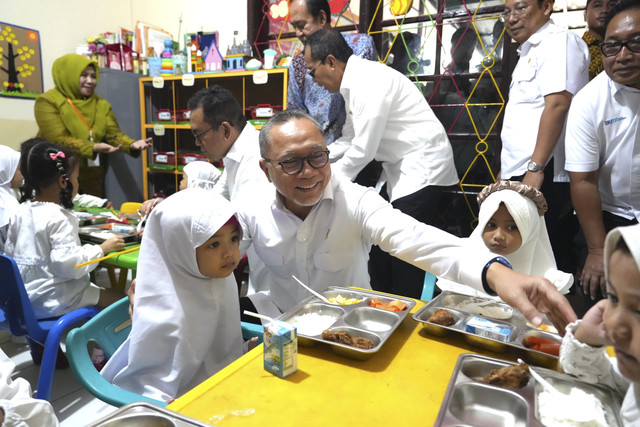 403784_cegah-stunting-menko-zulhas-pastikan-program-mbg-perhatikan-standar-gizi_20250208110603.jpg