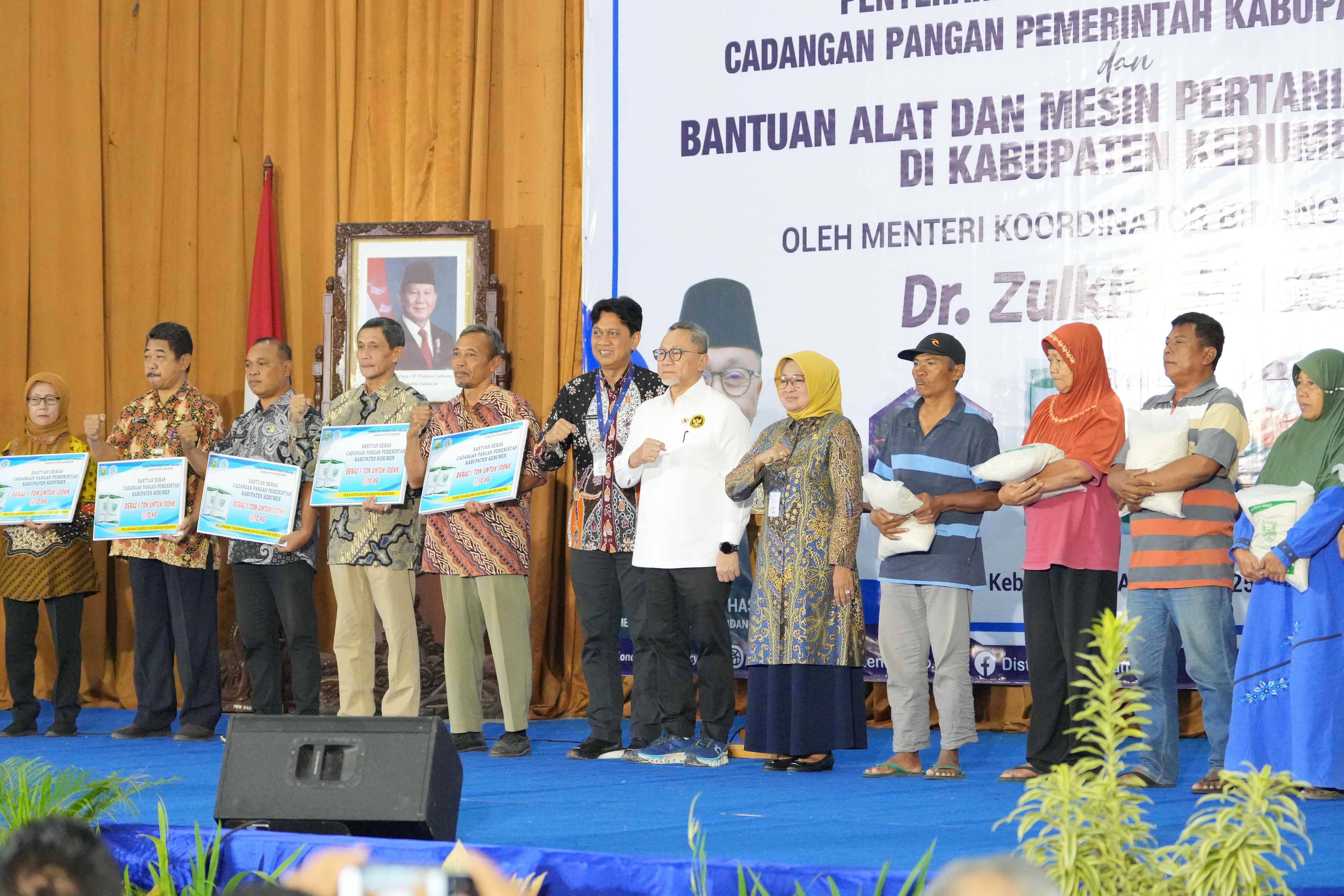 404404_56-kelompok-tani-di-kebumen-terima-136-alsintan-dari-menko-pangan-petani-bisa-kejar-tanam_20250830193009.jpg