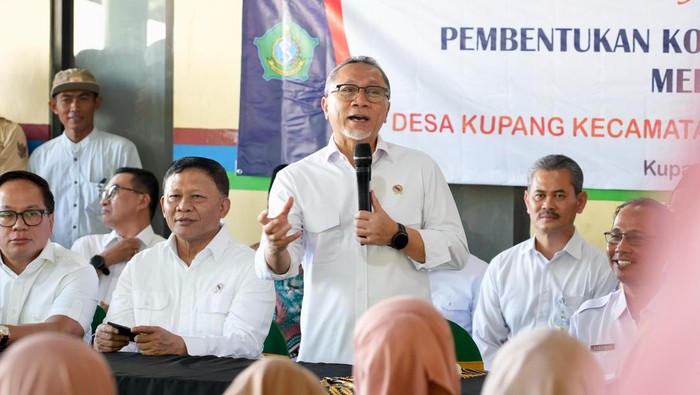 408522_menko-zulhas-pastikan-kopdes-merah-putih-milik-warga-desa_20250502103406.jpeg