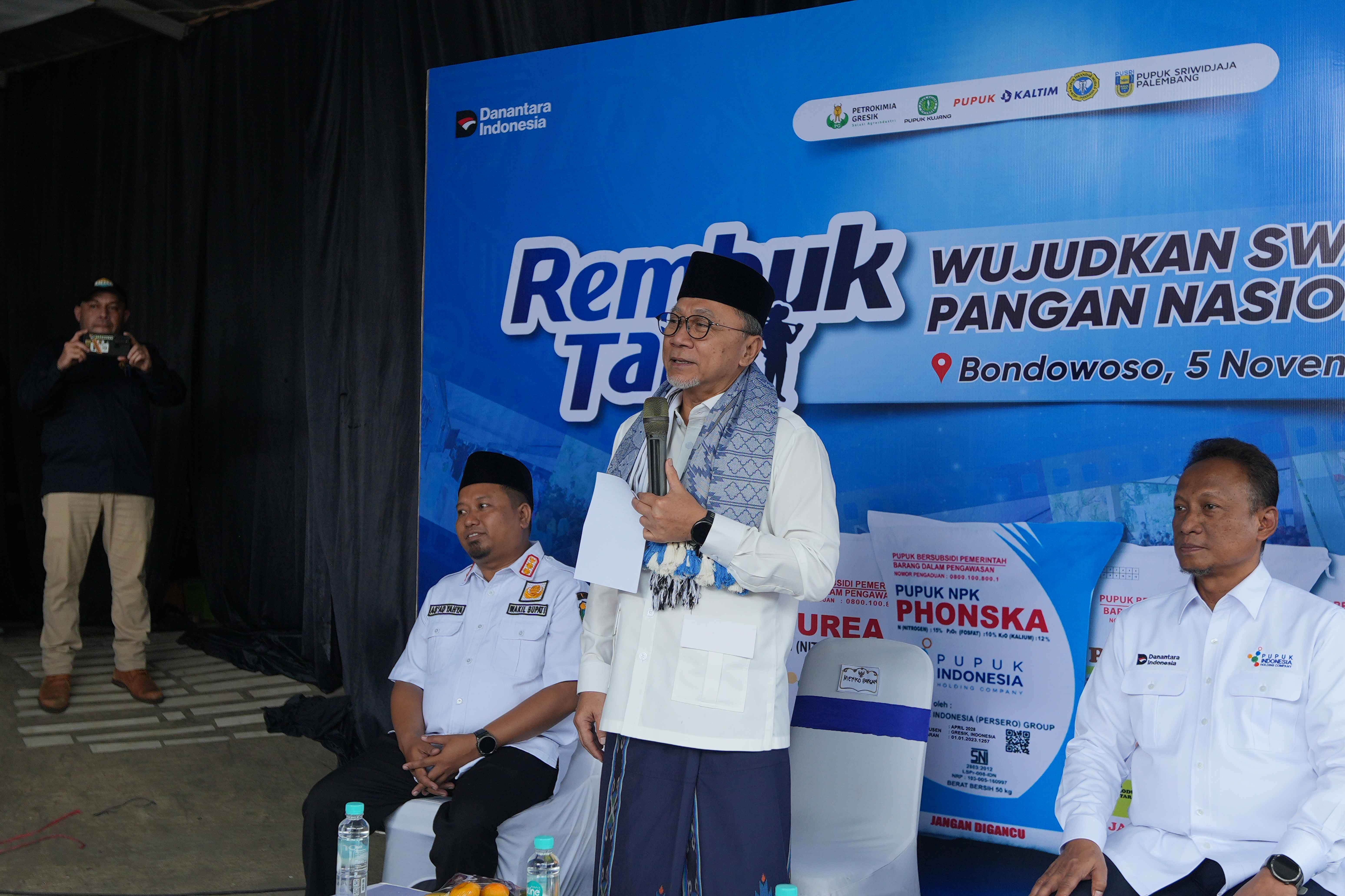 411094_menko-pangan-zulhas-turun-cek-penurunan-harga-pupuk-di-bondowoso_20251109161247.jpg