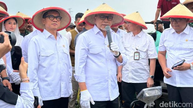 445969_momen-menko-zulhas-ikuti-tradisi-methil-di-demiindonesia-mandiri-pangan_20250303131758.jpeg