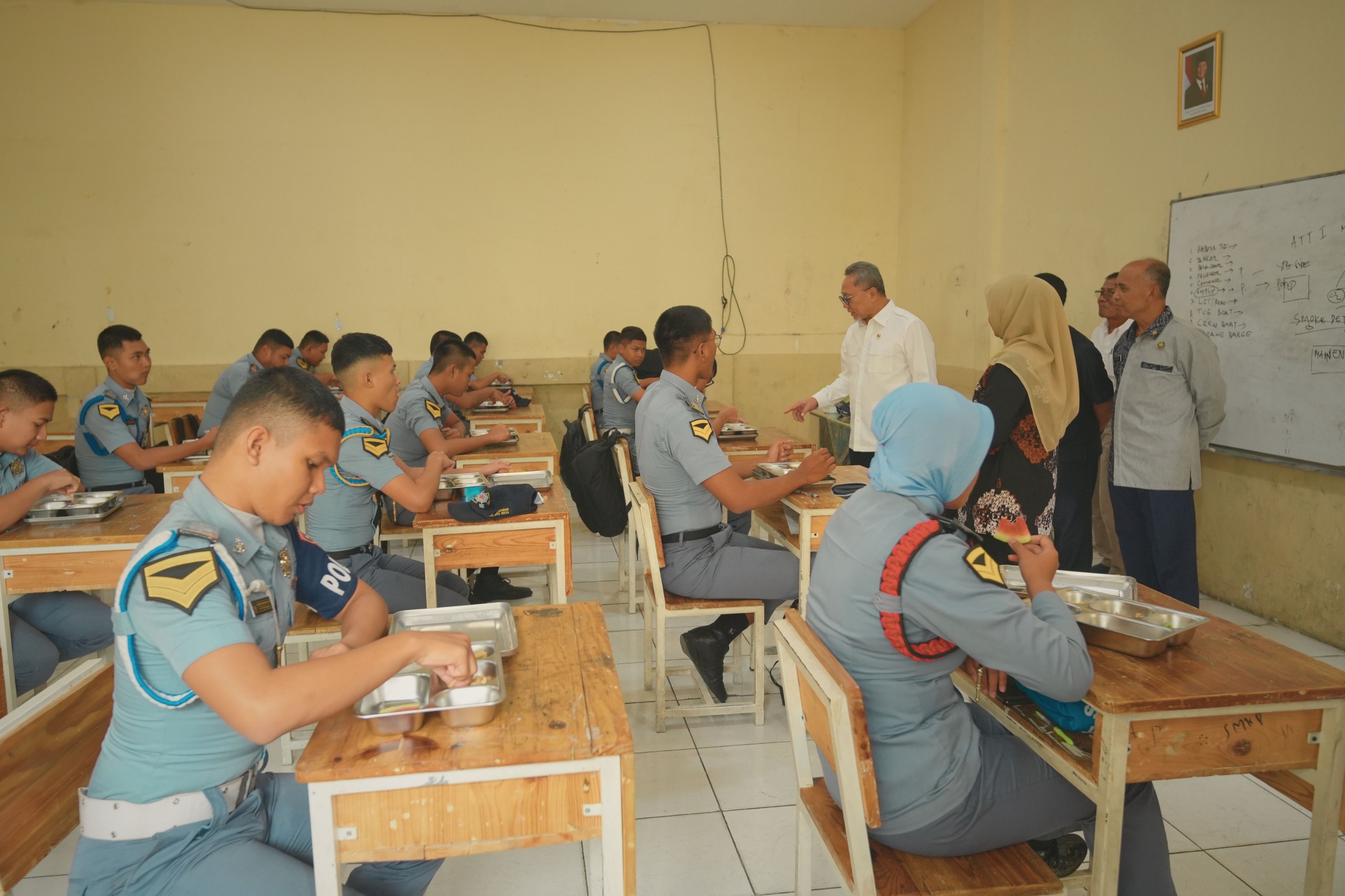 462877_menko-bidang-pangan-tinjau-sppg-polri-dan-sejumlah-sekolah-di-jakut_20260115153638.jpeg