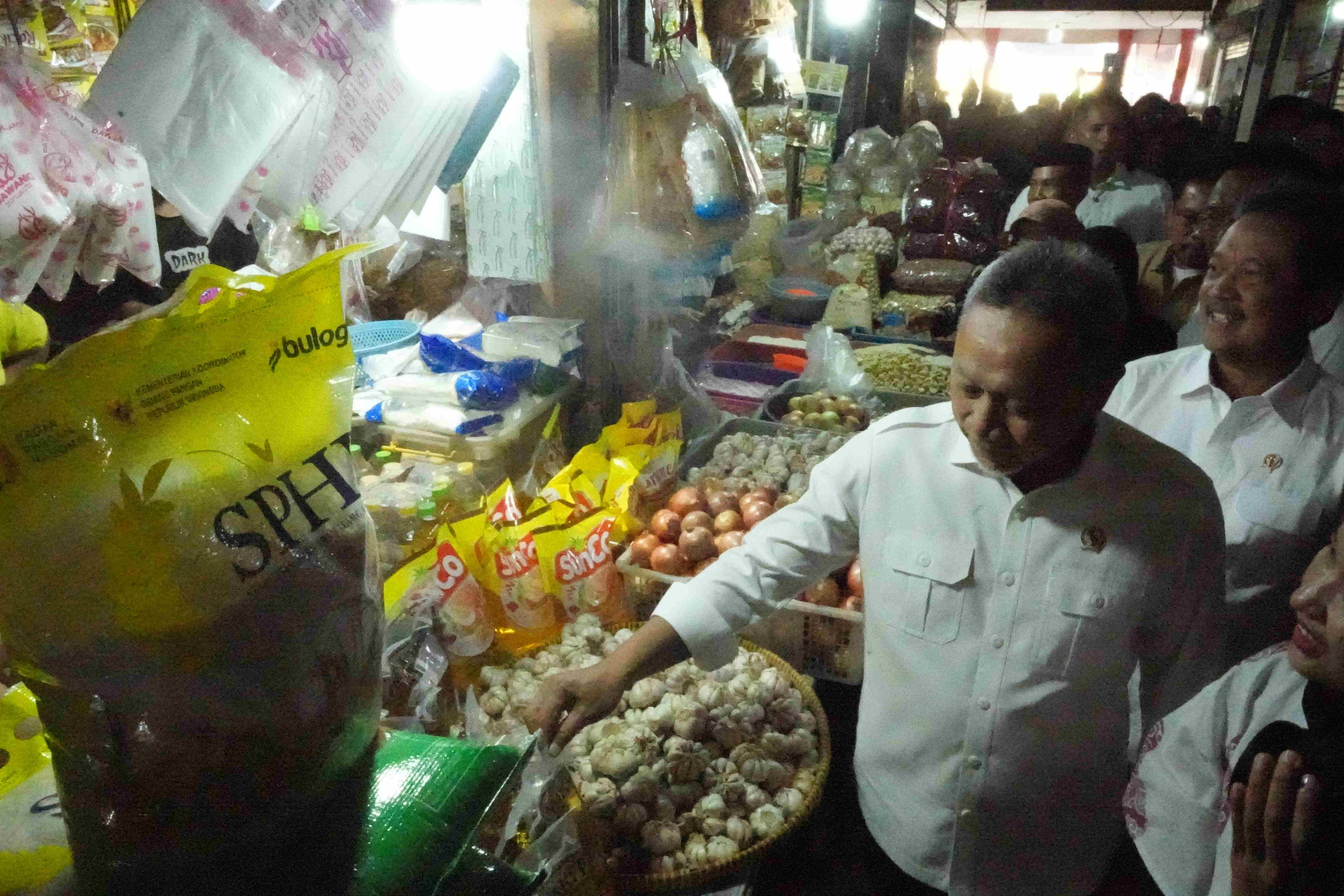 Sidak Pasar di Cirebon, Zulhas Ungkap Penurunan Harga Sejumlah Pangan