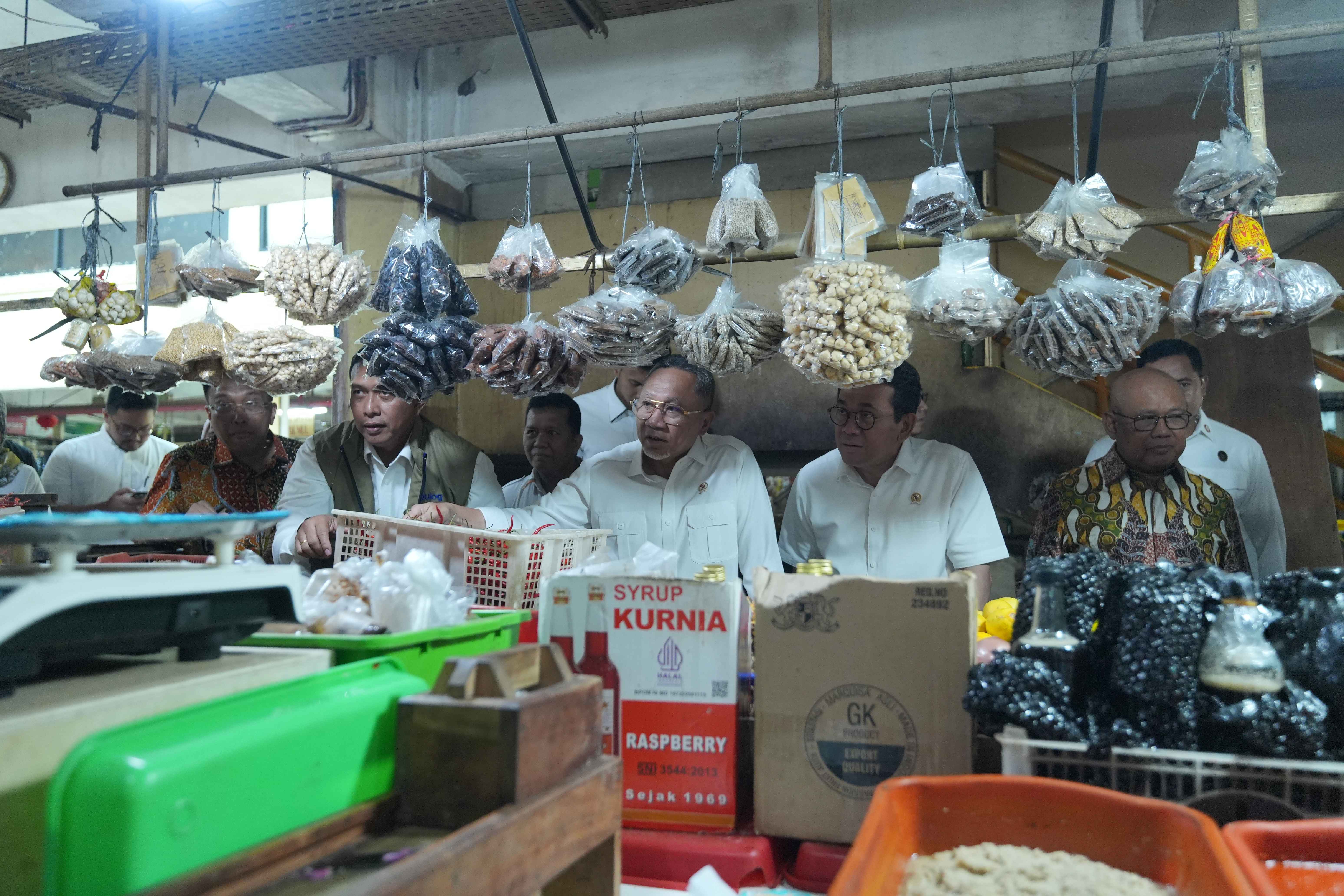 Zulhas Busan dan Dirut Bulog tinjau harga pangan di Pasar Kramat Jati
