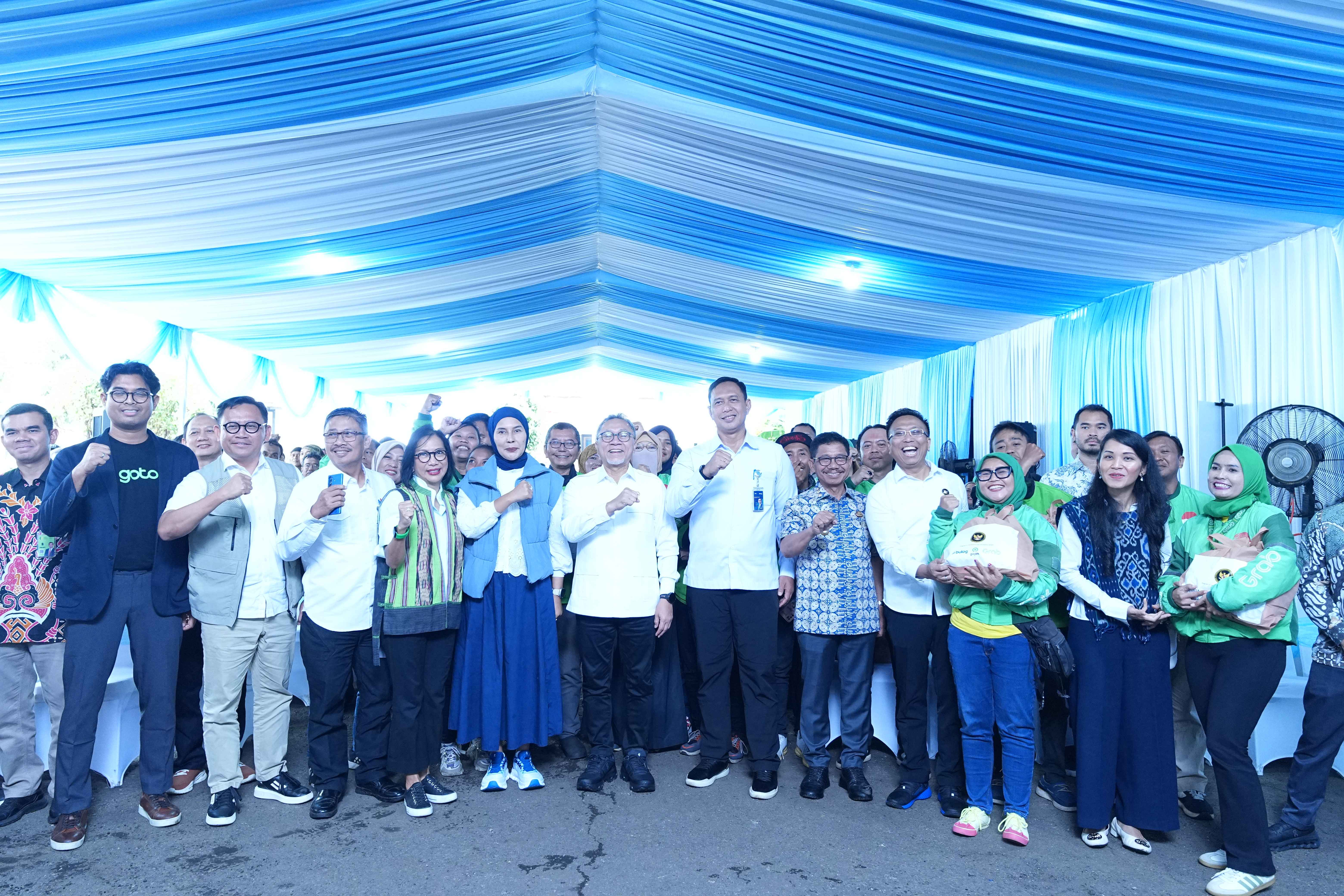 543345_menko-zulhas-bagikan-1-000-paket-sembako-murah-bagi-pengemudi-ojol_20260105095405.jpg