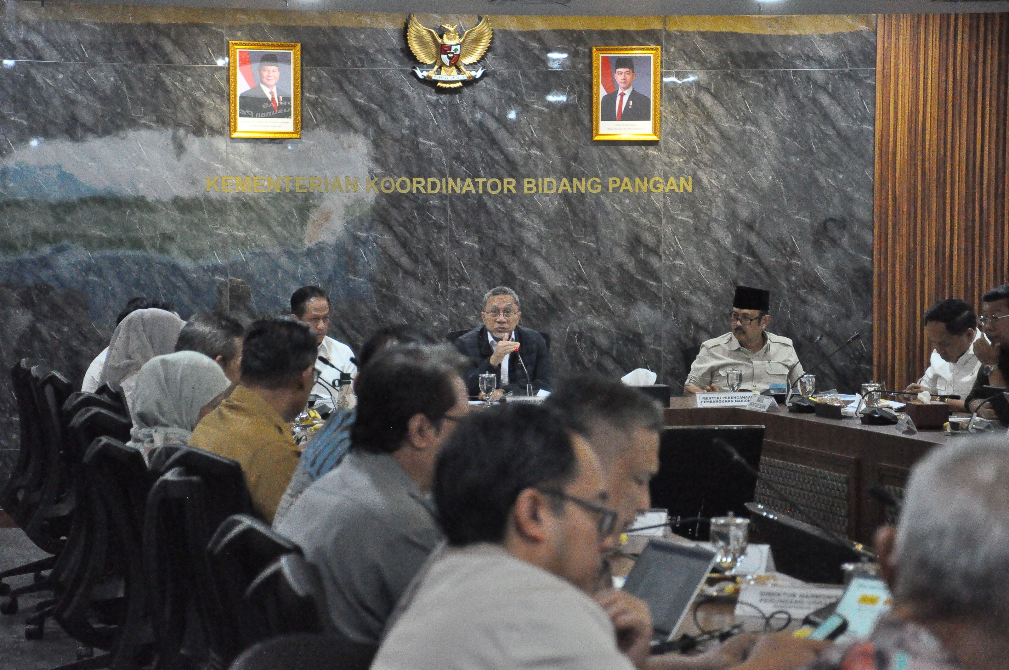 560489_menko-pangan-gelar-rakor-bahas-pengolahan-sampah-menjadi-energi-listik_20250614210016.jpg
