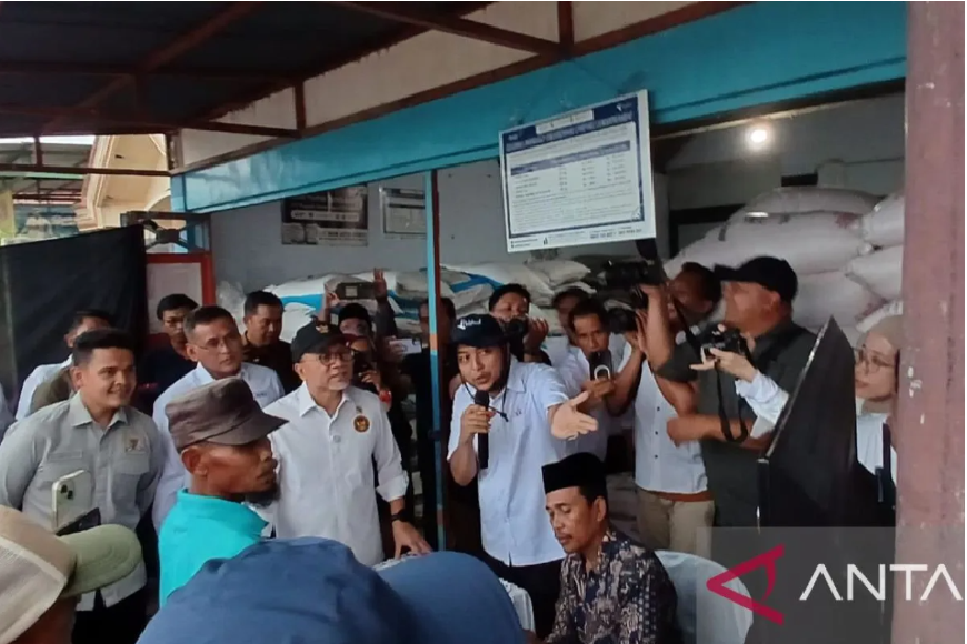 567168_menko-bidang-pangan-pantau-harga-pupuk-di-kios-wilayah-jombang_20251103112832.png