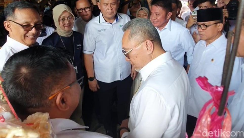 577028_zulhas-pertanyakan-tak-ada-beras-sphp-di-gerai-sembako-koperasi-merah-putih_20250617111617.png