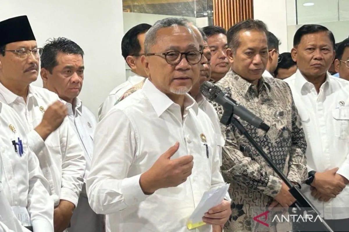 580513_menko-pangan-zulhas-sebut-koperasi-desa-berpeluang-jadi-holding-usaha_20250502162638.jpg