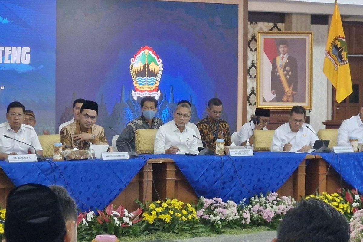 595188_memuji-hasil-panen-padi-di-jawa-tengah-ini-empat-pesan-zulhas_20250321075125.jpg
