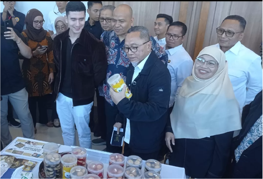 774274_menko-bidang-pangan-zulhas-borong-produk-hasil-inkubasi-studentpreneur-bootcamp-2025_20250722122252.png