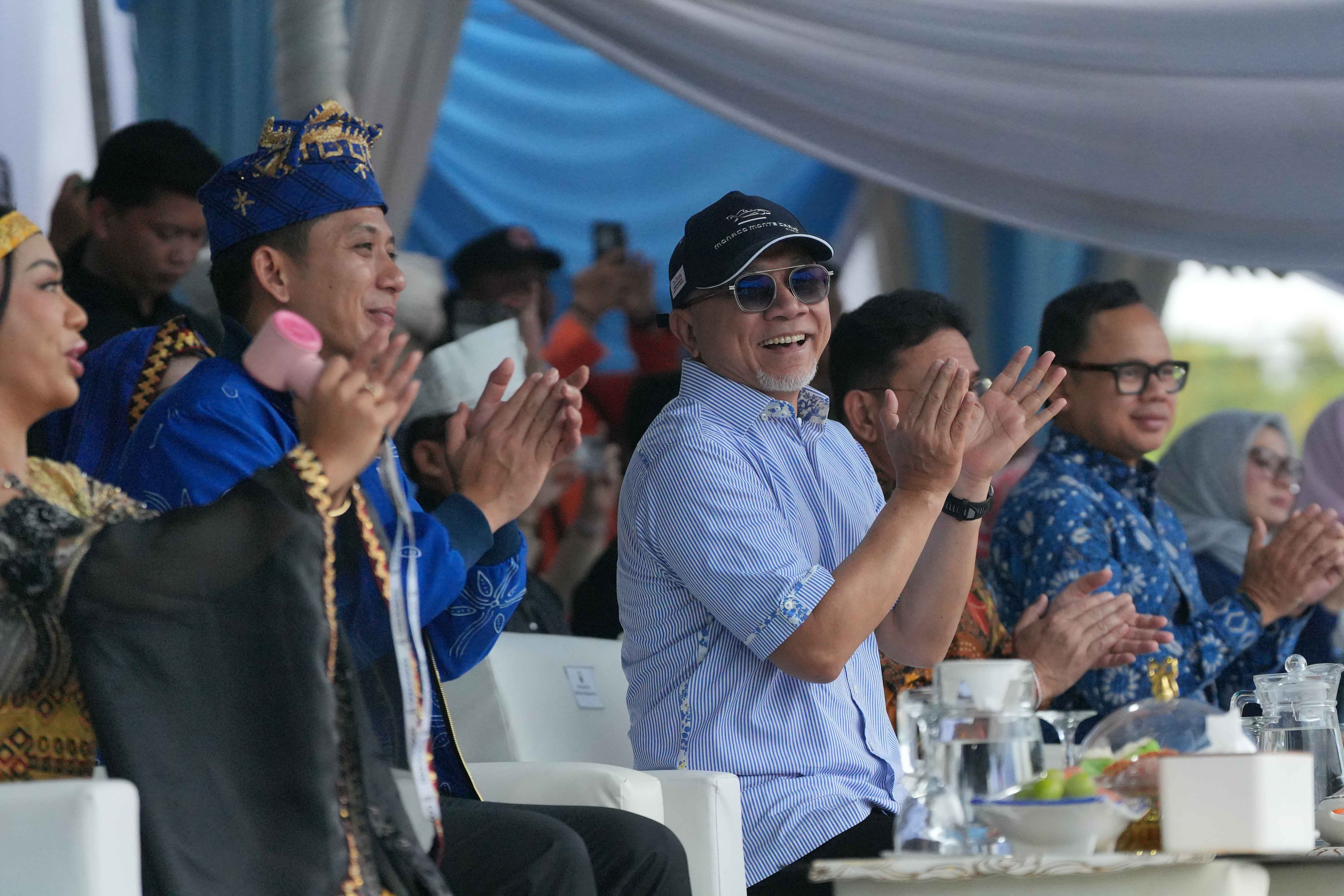 865978_zulhas-boyong-kado-istimewa-pada-hut-ke-69-lamsel-sekolah-rakyat-gratis-hingga-gudang-bulog-raksasa_20251121112223.jpg