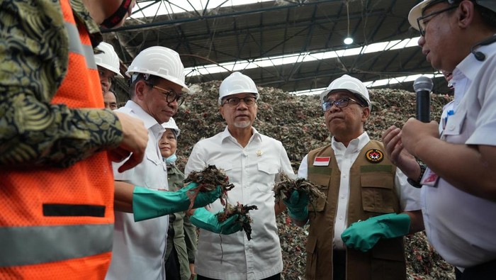 913438_zulhas-sebut-sampah-di-bantargebang-kini-bisa-disulap-jadi-bahan-bakar-energi_20250320144327.jpeg