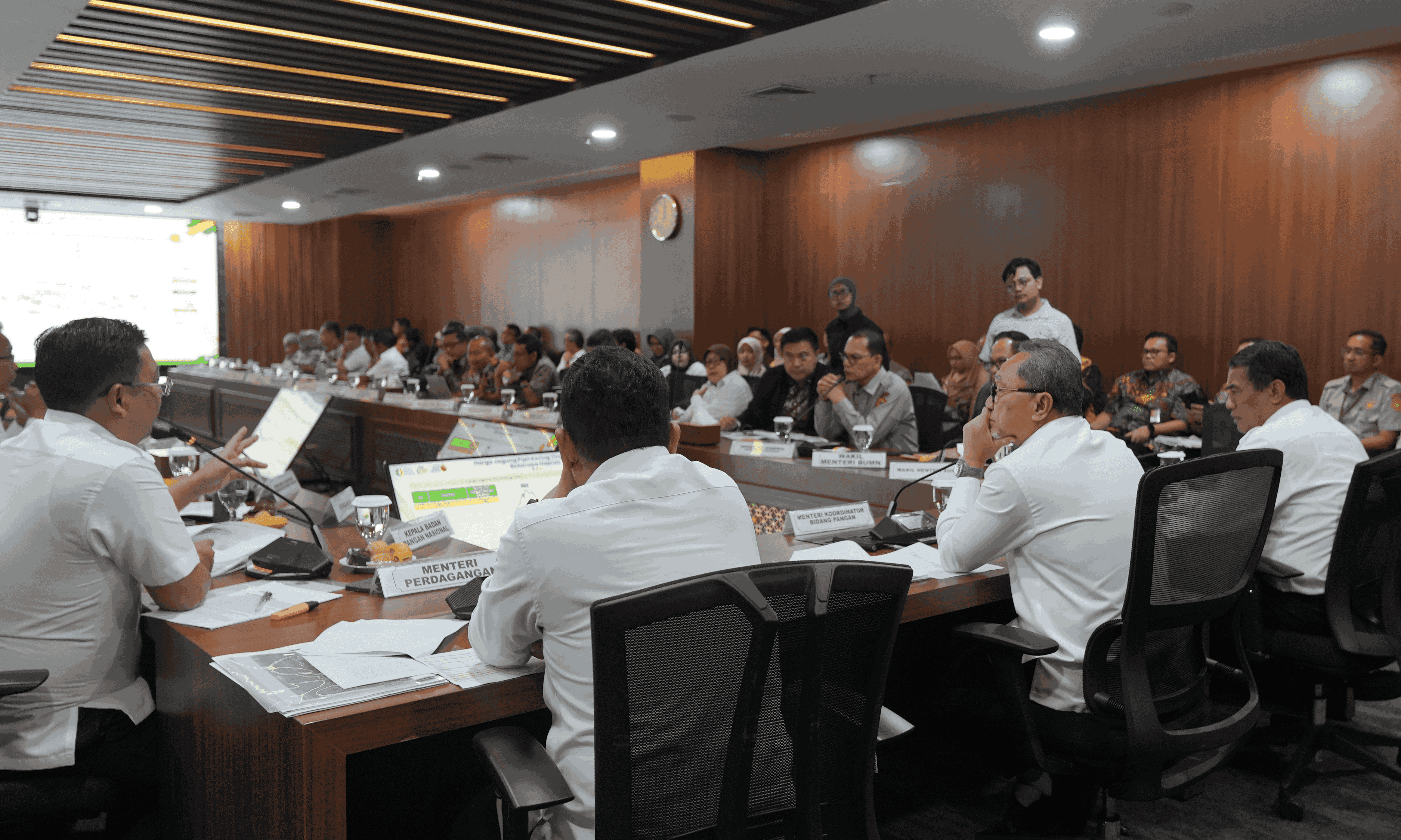 974749_zulhas-minta-kemenkeu-cairkan-rp6-triliun-untuk-1-juta-ton-jagung_20250615173924.png