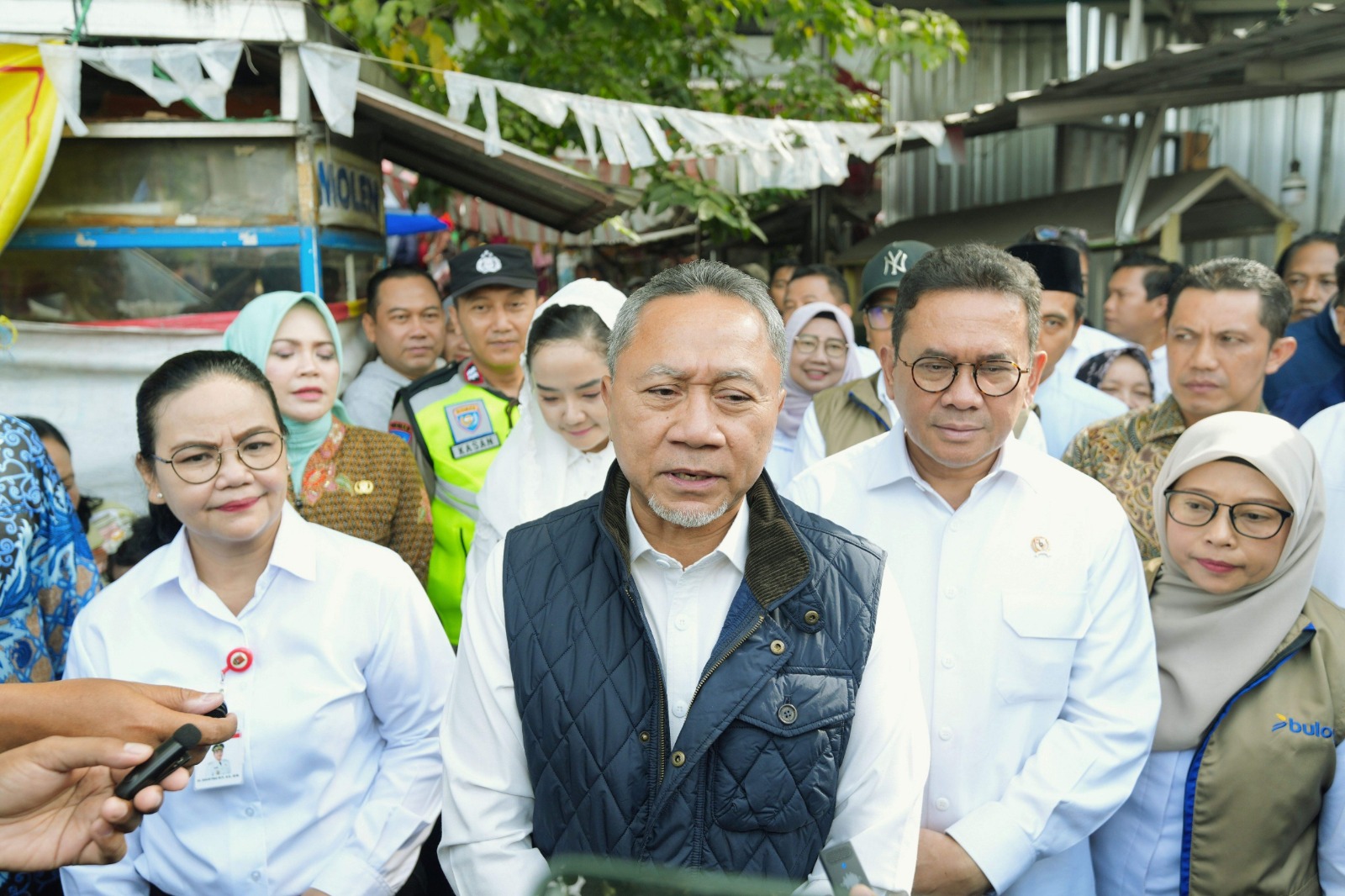 141784_menko-pangan-mendag-ri-meninjau-pasar-simongan-semarang-guna-mengecek-ketersediaan-stok-serta-kestabilan-harga-bahan-pokok_20260106094508.jpeg