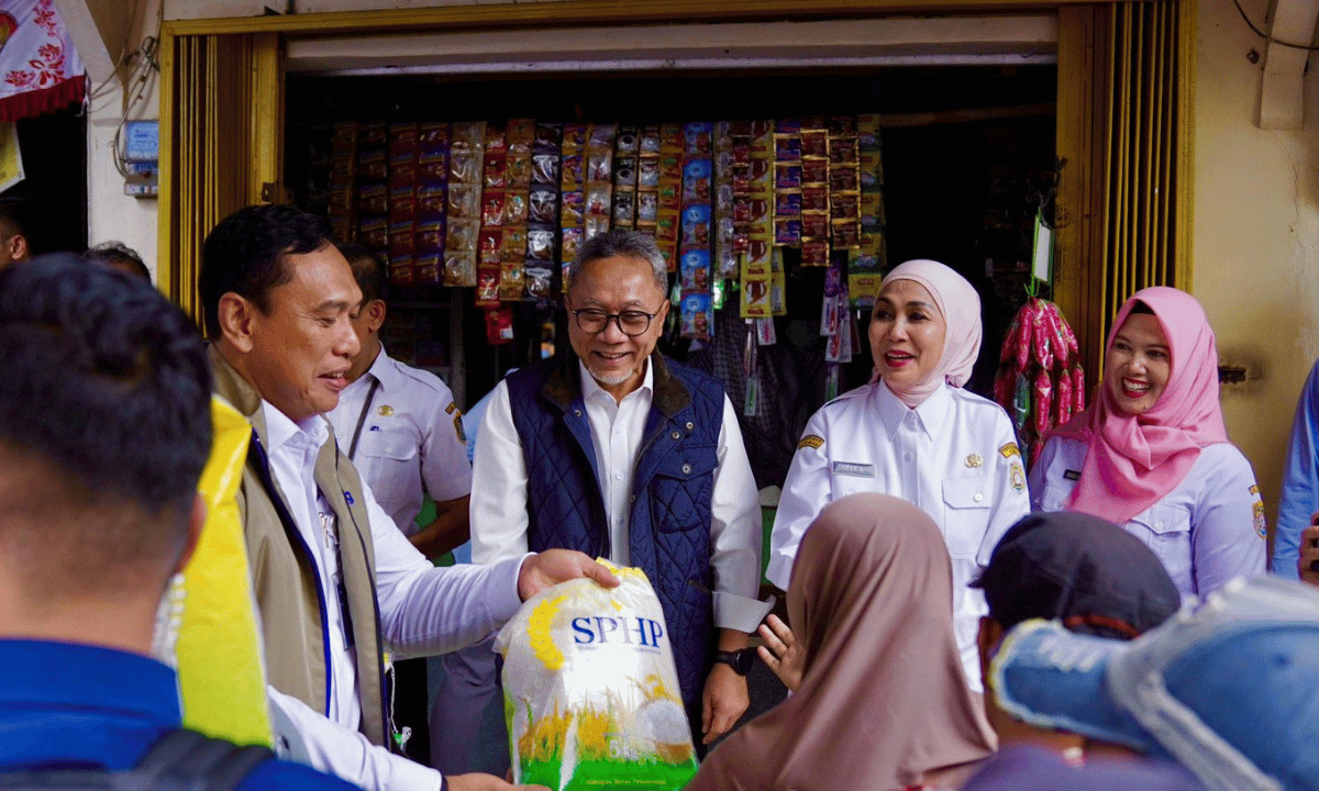 172479_menko-pangan-bersama-dirut-bulog-kunjungi-pasar-kendal-pastikan-harga-pangan-stabil_20260105143942.png