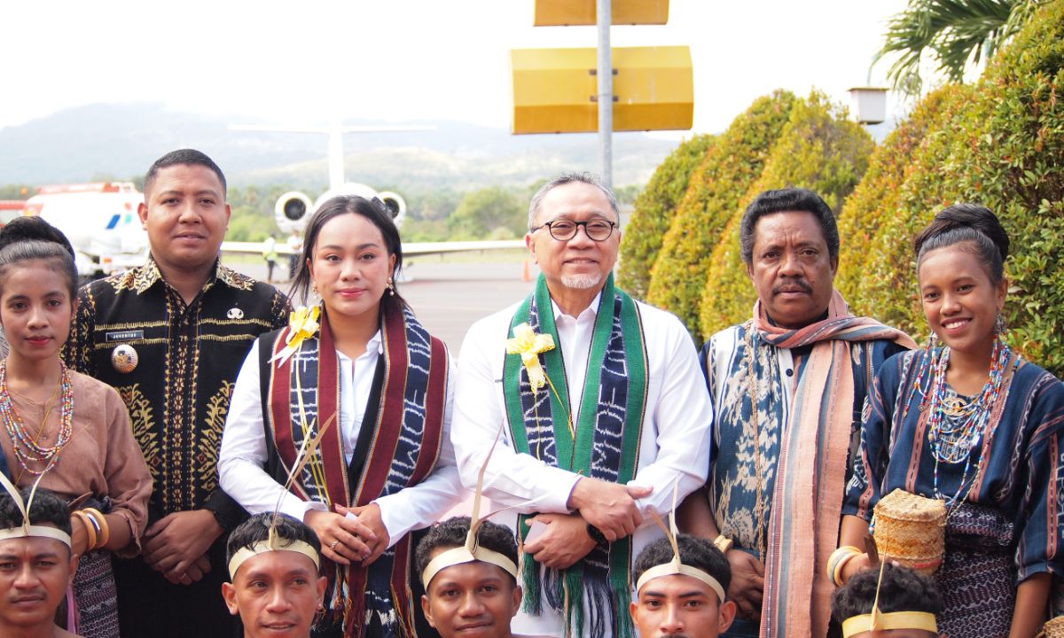 233009_menko-pangan-zulkifli-hasan-tegaskan-komitmen-pemerataan-kesejahteraan-nasional-di-maumere-ntt-lewat-program-koperasi-desa-keluran-merah-putih_20250925152701.png