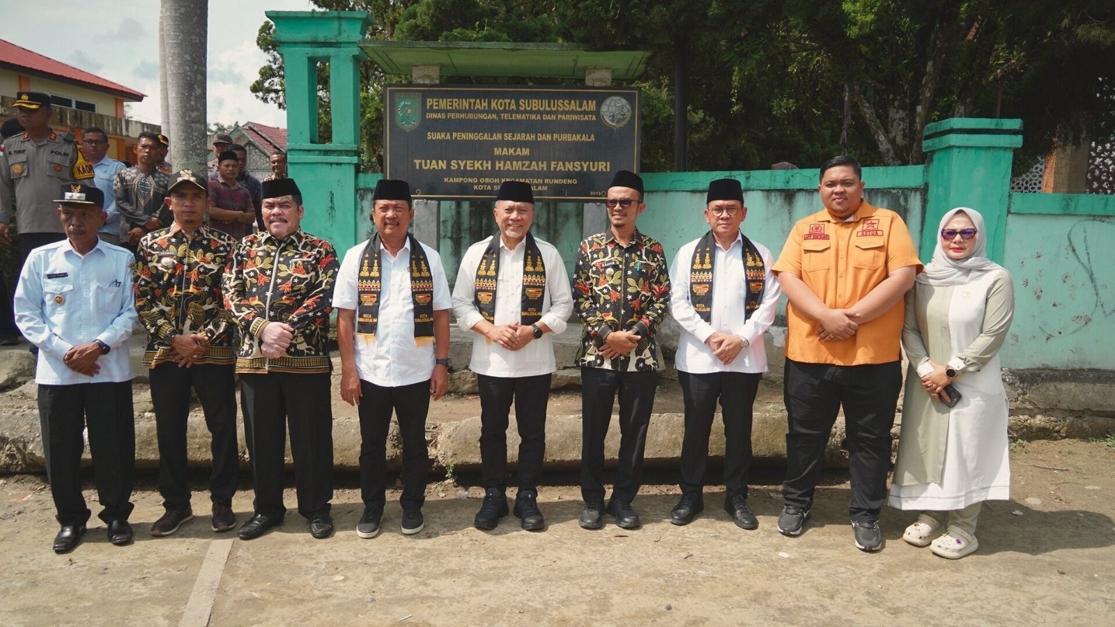 23770_menko-pangan-berziarah-ke-makam-syekh-hamzah-fansury-dan-melakukan-penanaman-pohon-kapur-di-subulussalam_20260113133117.jpeg