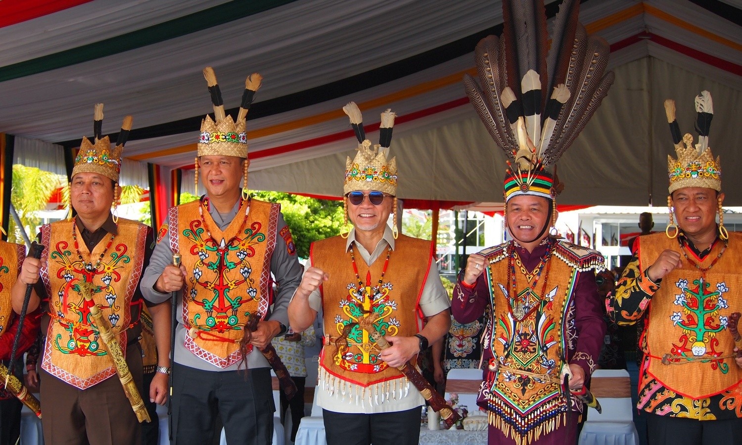 247401_apel-bersama-kepala-desa-babinsa-bhabinkantibmas-damang-sekaligus-pemberian-gelar-adat-bagi-menko-pangan_20250727170552.jpeg