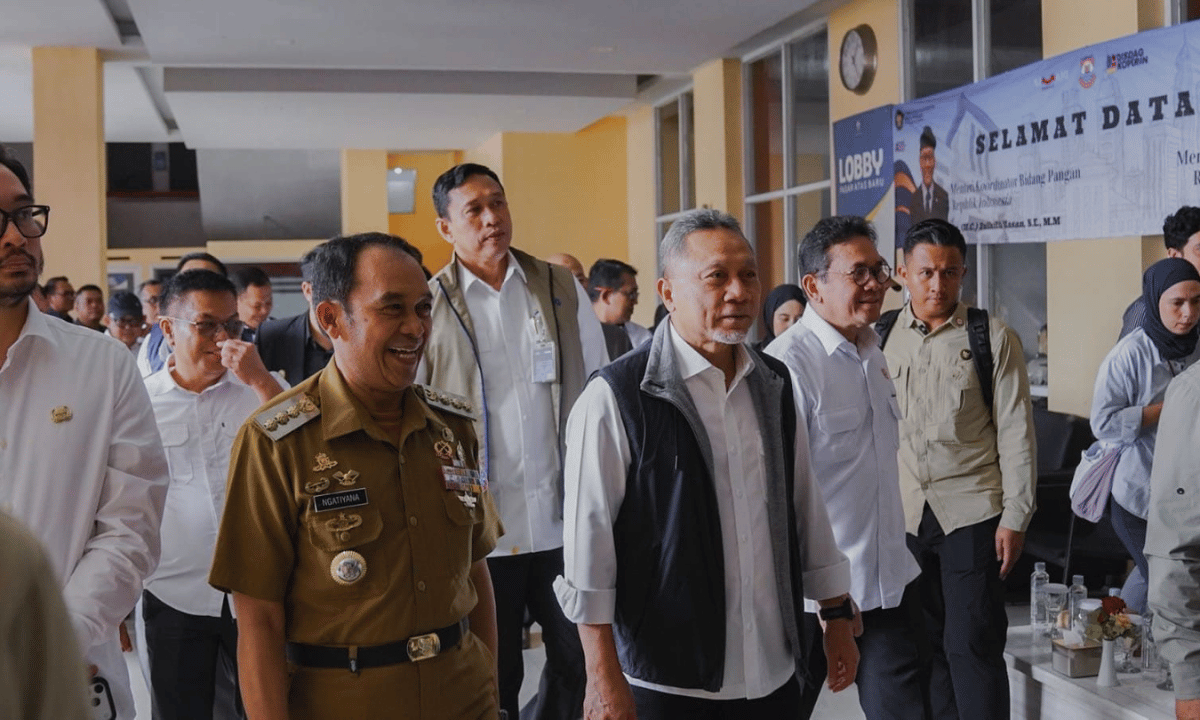 307847_menjelang-tahun-baru-menko-pangan-dan-mendag-ri-tinjau-kondisi-pangan-di-pasar-atas-cimahi_20260105143647.png