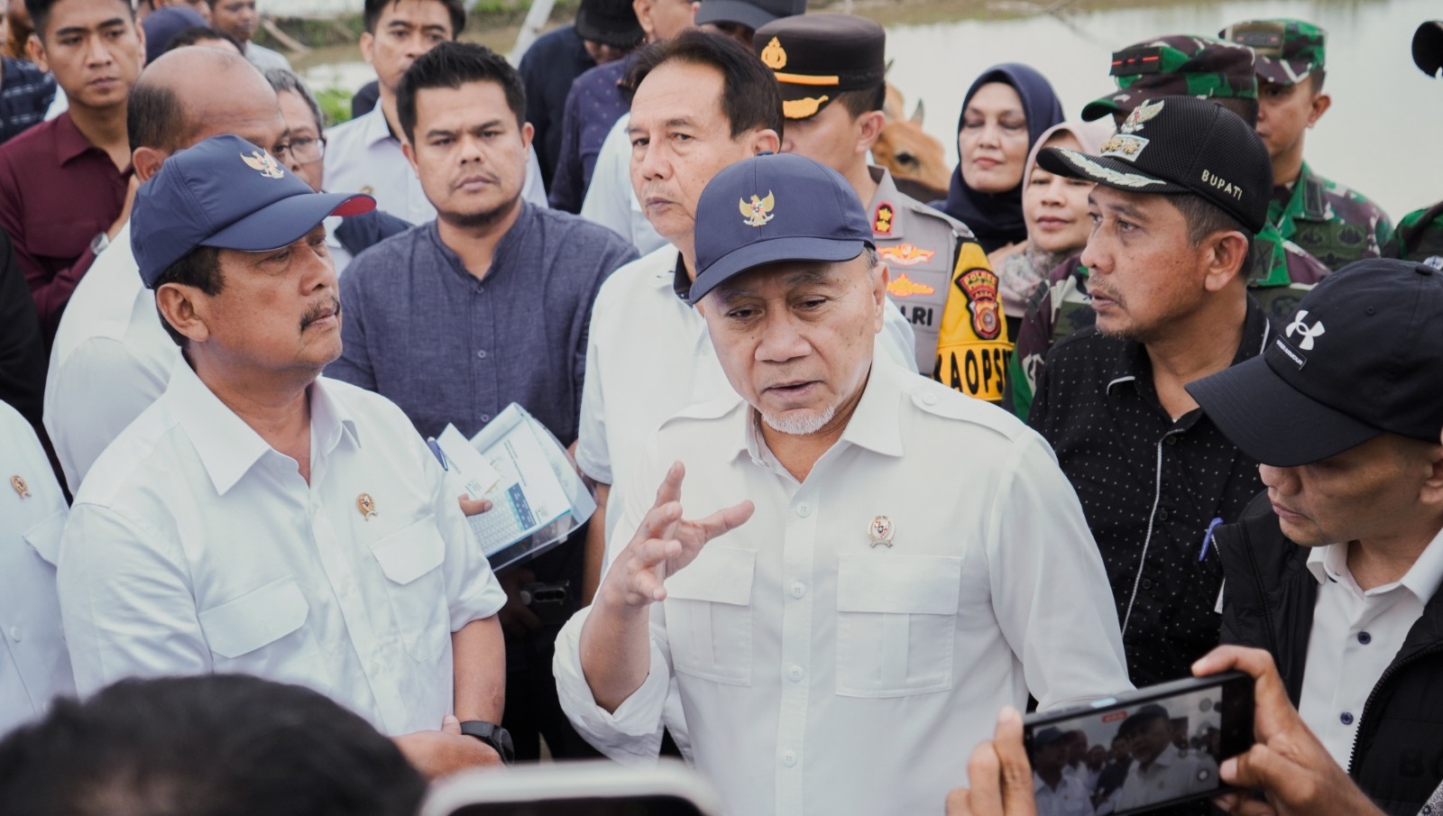335997_menko-pangan-pantau-dampak-banjir-budidaya-udang-dan-bandeng-di-desa-buangan-meurah-dua_20260115094657.jpeg