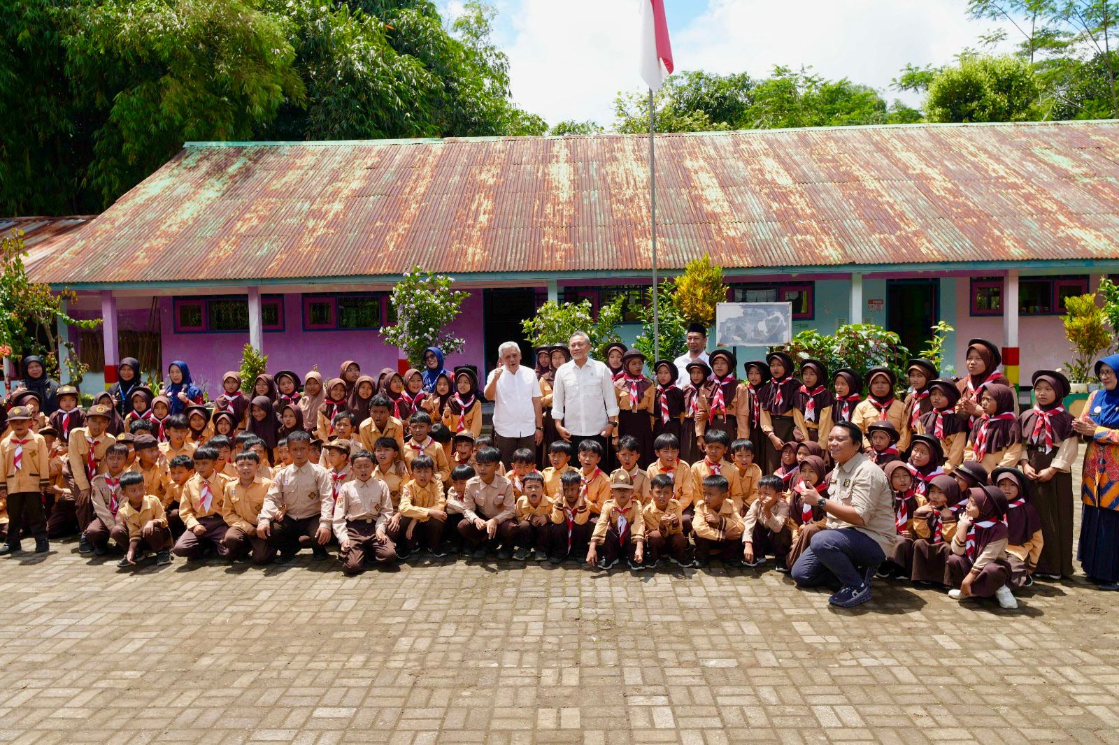 382073_menko-pangan-pastikan-standar-gizi-dan-keamanan-makan-bergizi-gratis-di-sdn-2-simbang_20260115131310.jpeg