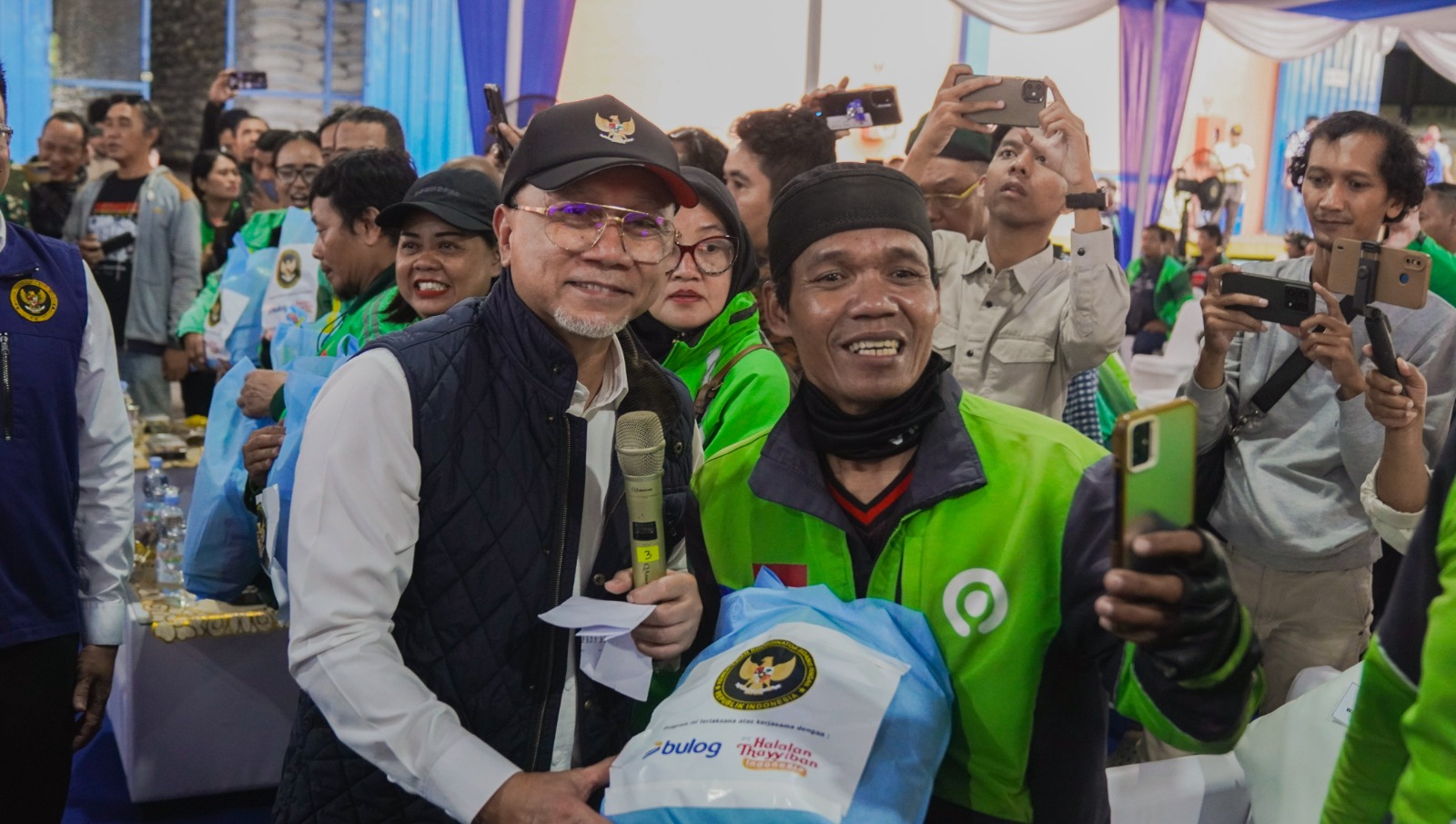 529128_menko-pangan-salurkan-sembako-ke-ojek-online-solo-raya-melalui-program-hajatan_20260106095415.jpeg