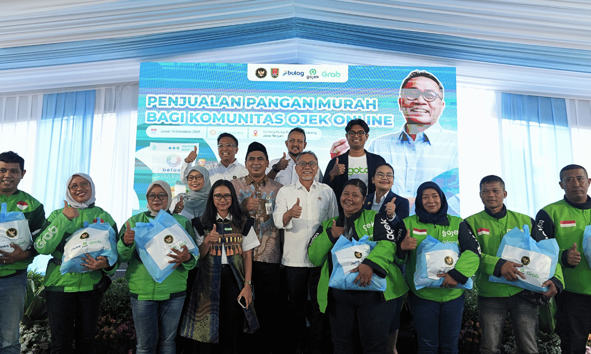 60440_menko-pangan-serahkan-bantuan-pangan-murah-untuk-komunitas-ojek-online_20260105105839.png