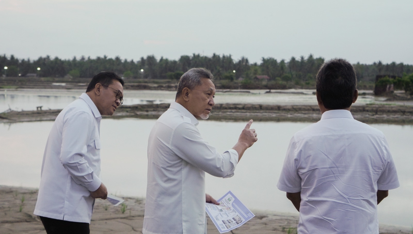 653142_menko-pangan-mengkaji-dampak-banjir-terhadap-budidaya-udang-dan-bandeng-di-desa-alue-bayeu-utang-kecamatan-jangka_20260115095521.jpeg