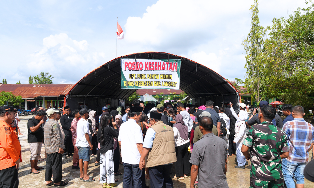 750543_kunjungan-menko-pangan-di-pengungsian-banjir-langkat_20251218101342.png