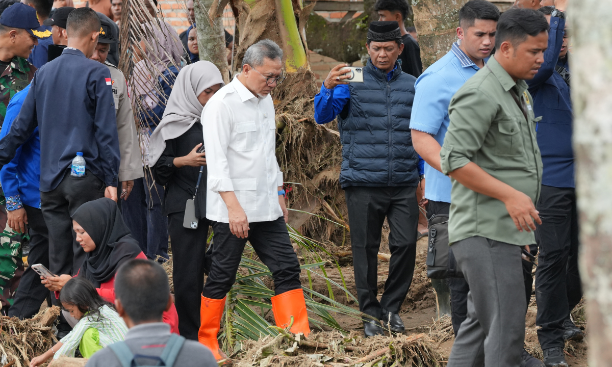 774822_menko-pangan-meninjau-dan-menyalurkan-bantuan-untuk-korban-banjir-longsor-sumatera-barat_20251208135924.png