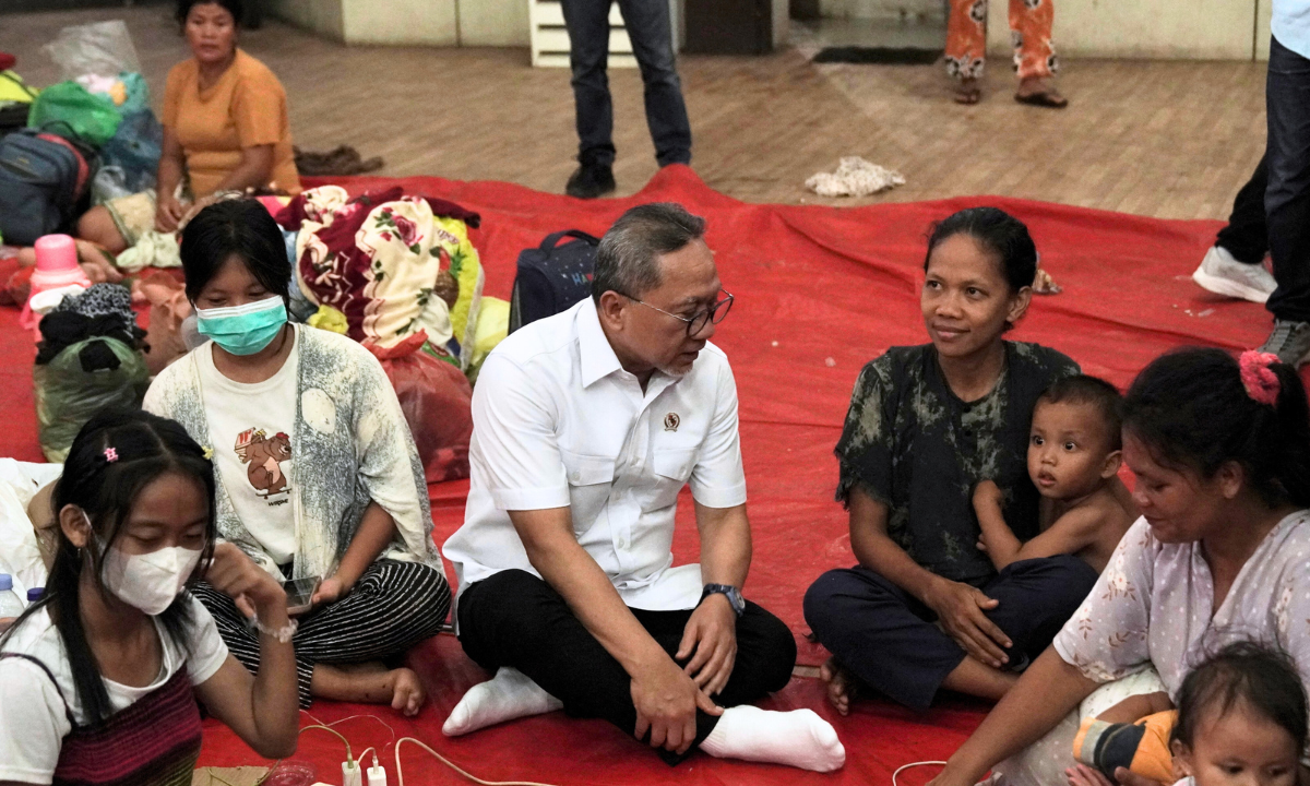 782580_menko-pangan-kunjungi-korban-banjir-bandang-di-sumatera-utara_20251208144128.png