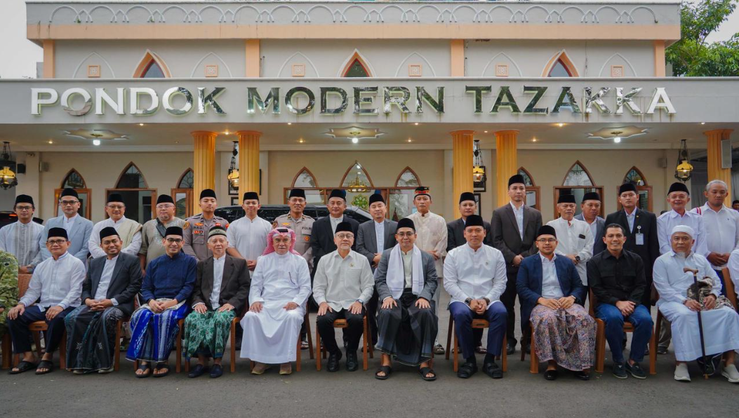 797767_pengajian-akbar-tazakka-menko-pangan-dorong-pangan-bergizi-dan-ekonomi-kerakyatan_20260313090946.png