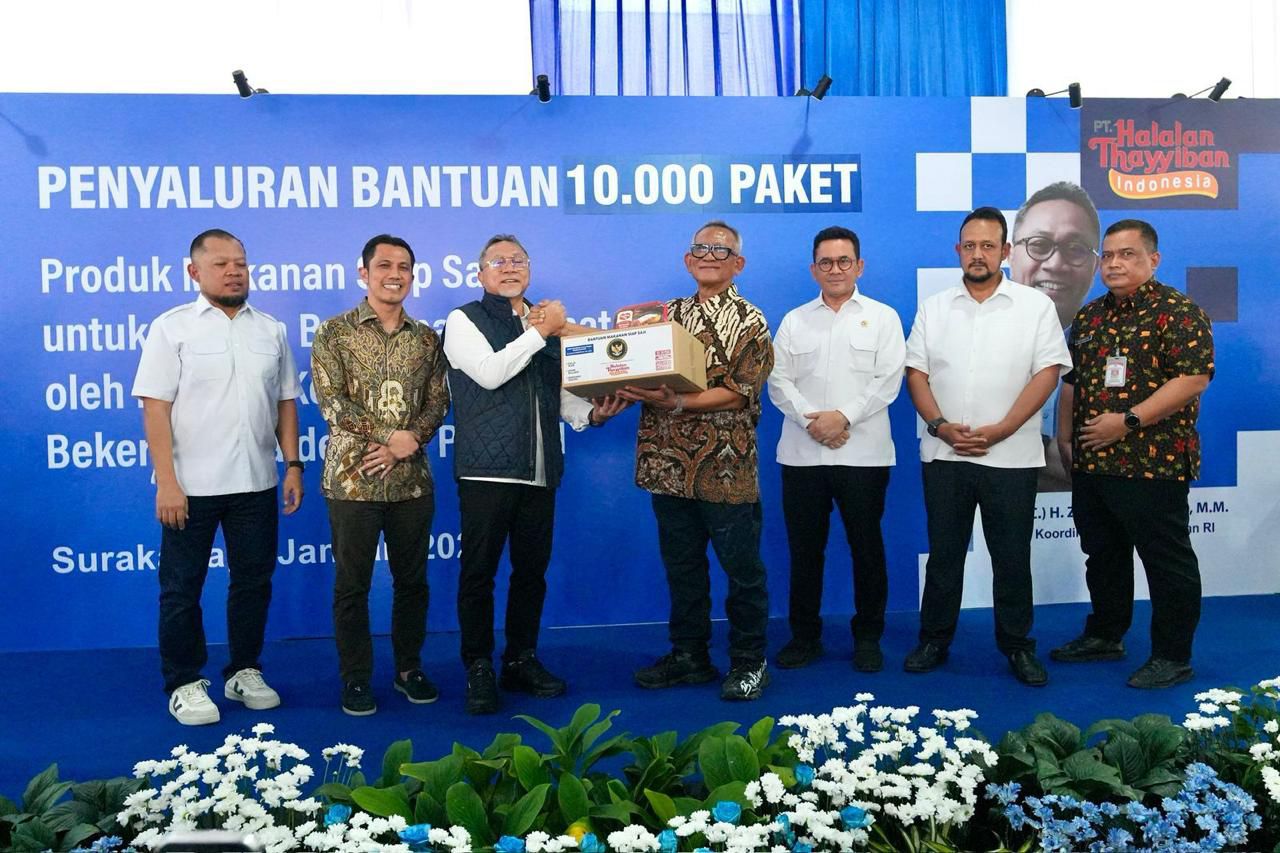 Menko Pangan bersama Puspo Wardoyo (Hatifood) Menyalurkan 10.000 Paket Makanan Bagi Masyarakat Terdampak Bencana di Sumatera 